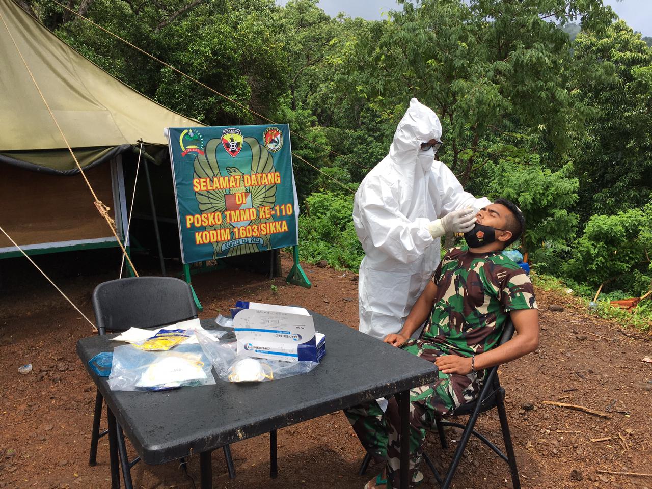 Personel Satgas TMMD Kodim Sikka Jalani rapi test antigen.