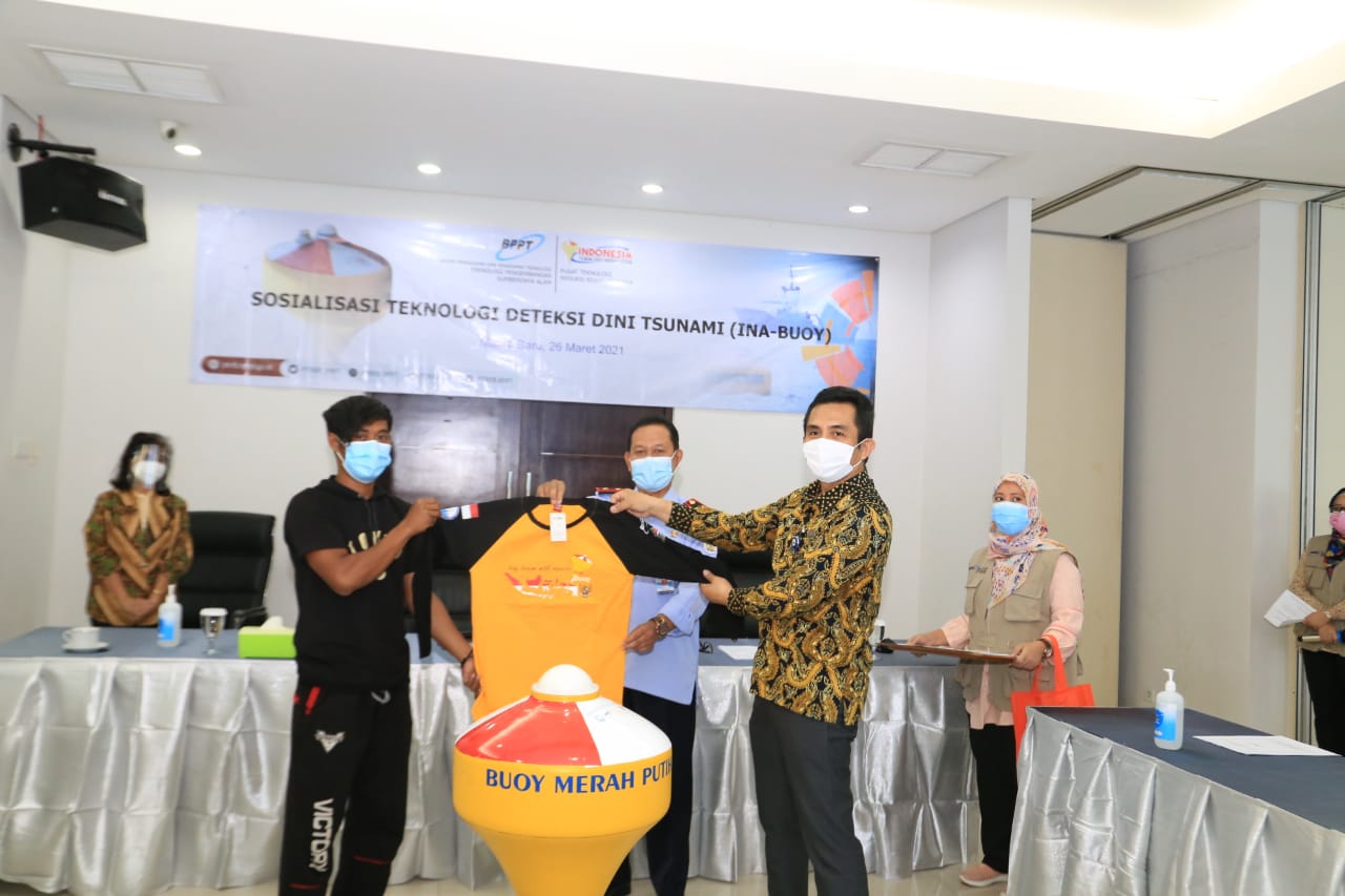  Direktur Pusat Teknologi Reduksi Resiko Bencana (PTRRB) BPPT, M. Ilyas (kanan) mengajak kapten dan kru kapal untuk ikut jaga InaBuoy.