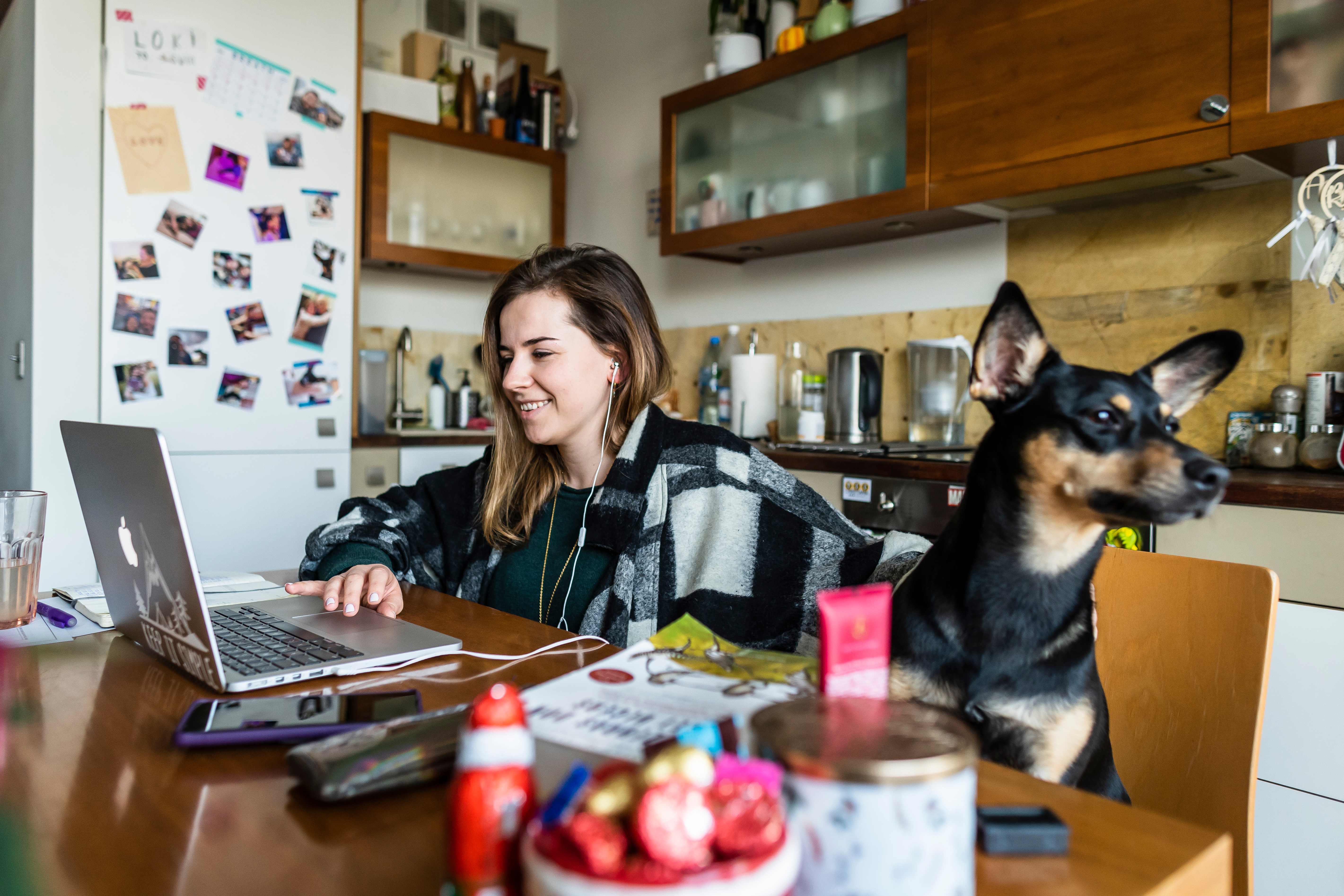 Ilustrasi--Seorang guru memberikan materi secara daring kepada murid-muridnya dari apartemennya di Warsawa, Polandia.