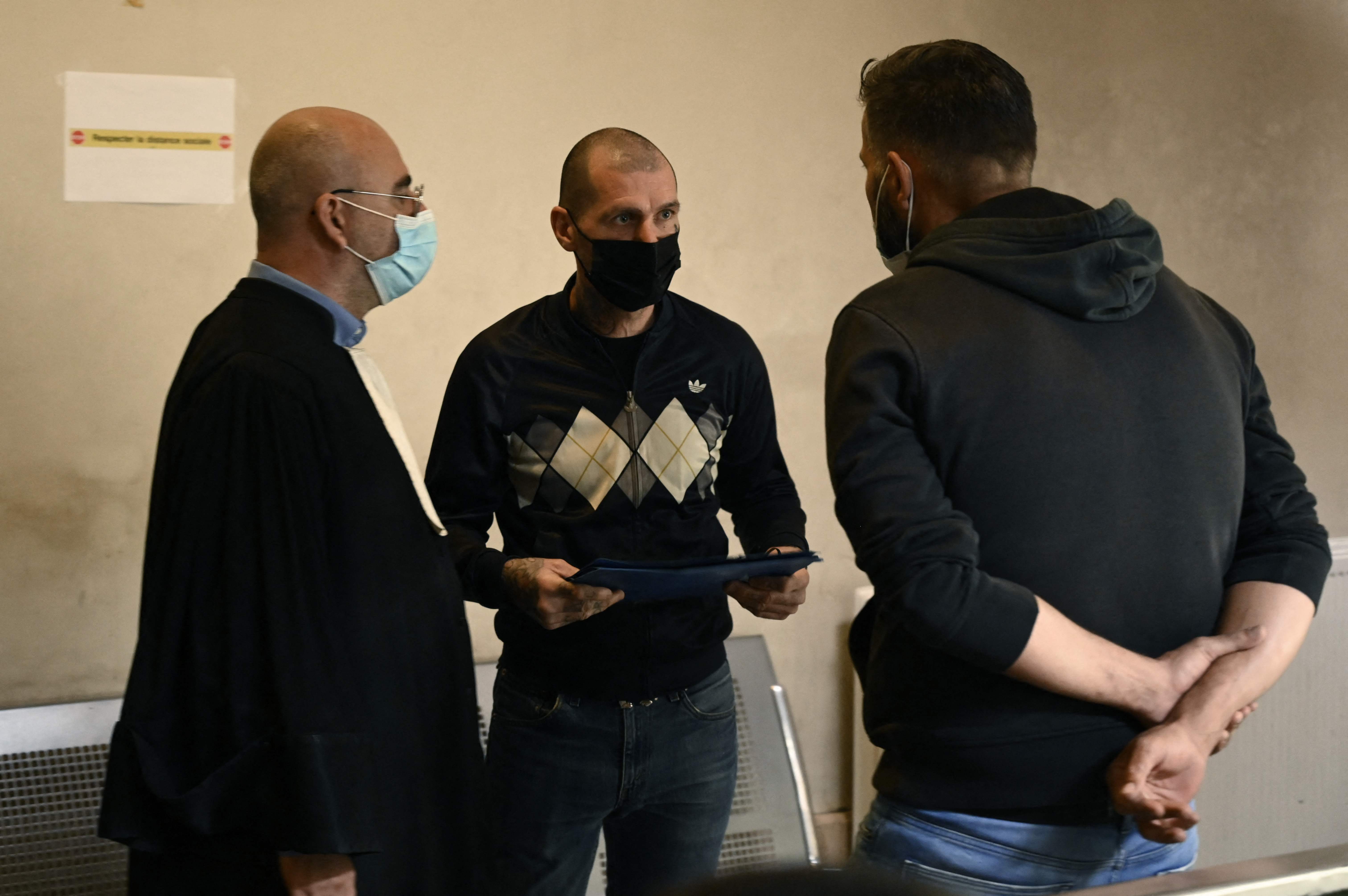 Christophe Bourguignon, 49, ketua kelompok CU84 (tengah) berbicara dengan kuasa hukumnya di pengadilan Marseille.