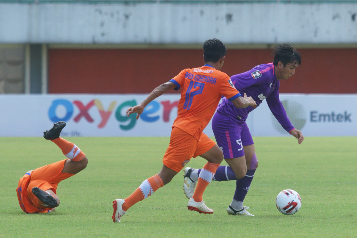 Pemain Persita Tangerang (kanan) berusaha meloloskan diri dari kepungan pemain Persiraja Banda Aceh dalam laga Piala Menpora 2021. 