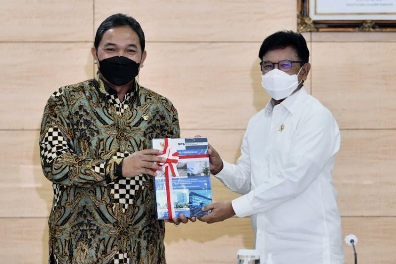 Menkominfo Johnny G. Plate dan Anggota III BPK Achasul Qosasi dalam acara Penyerahan Laporan Hasil Pemeriksaan PDTT.