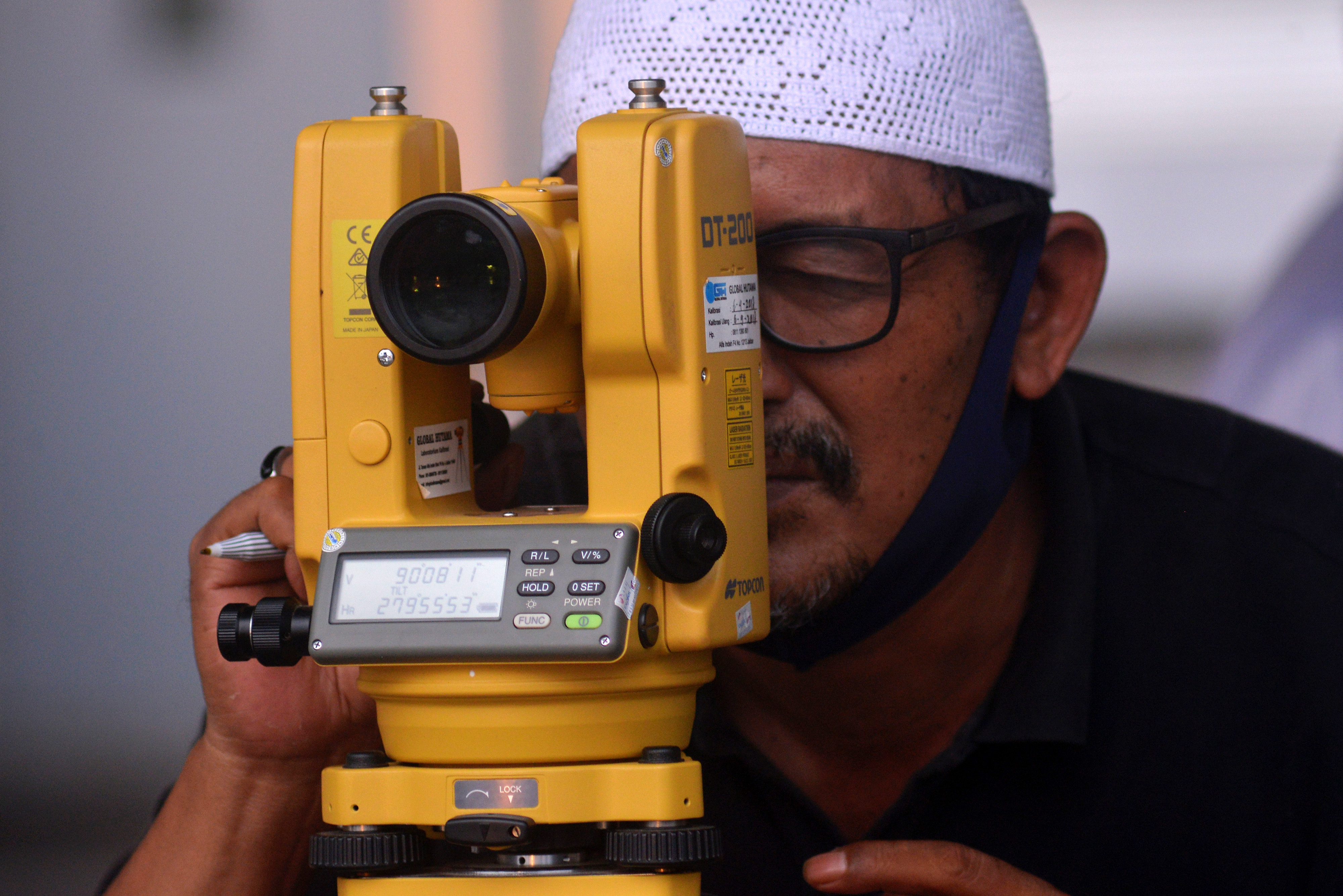 Petugas Tim Hisab Rukyat Kementerian Agama Sulawesi Utara mengamati hilal di Manado, Sulawesi Utara, Kamis (23/4/2020).