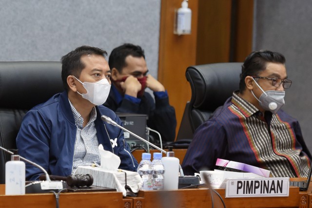 Ketua Komisi X DPR RI Syaiful Huda (kiri)