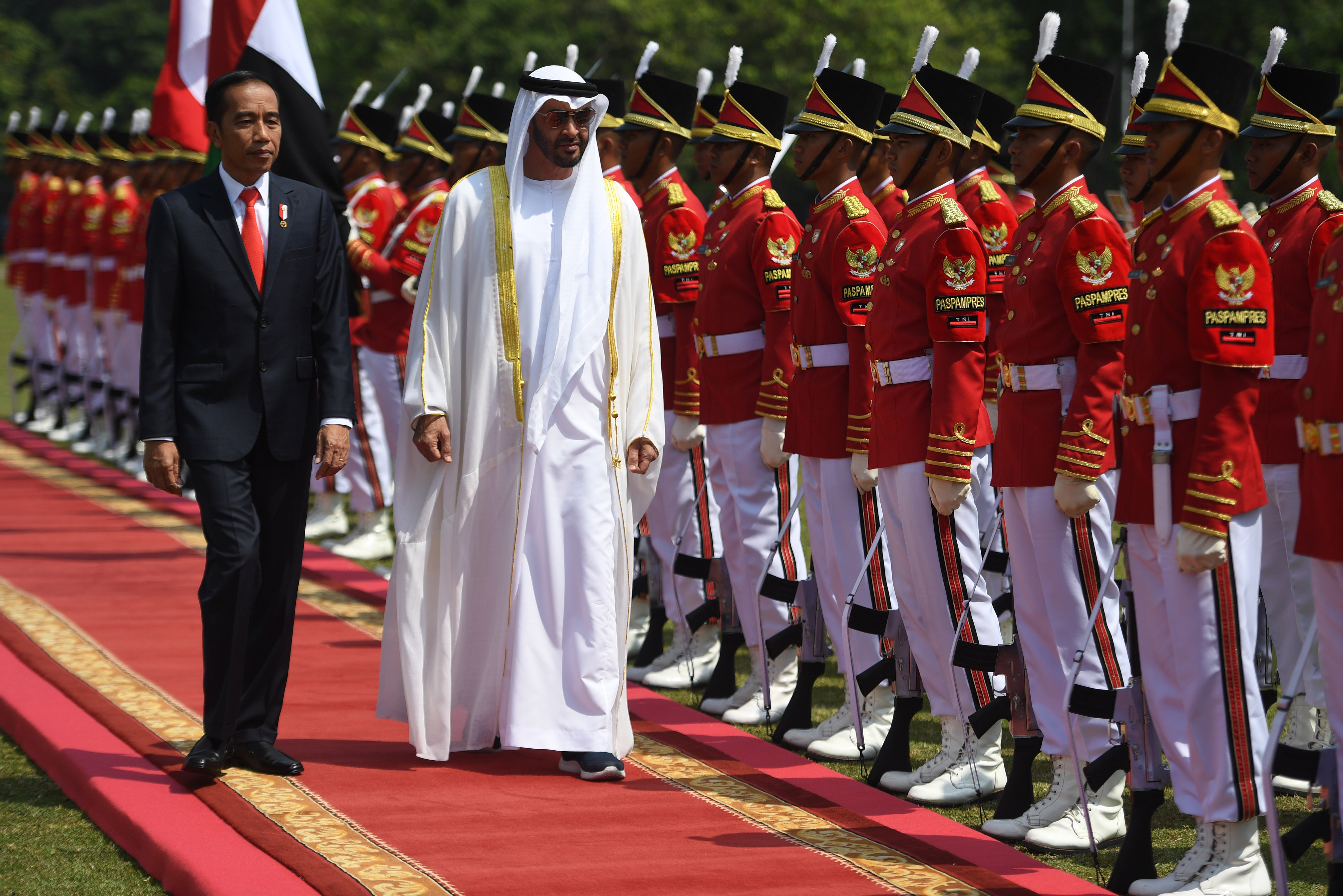 Presiden Joko Widodo (kiri) menyambut Putra Mahkota Abu Dhabi Uni Emirat Arab Sheikh Mohamed Bin Zayed Al Nahyan (kanan)
