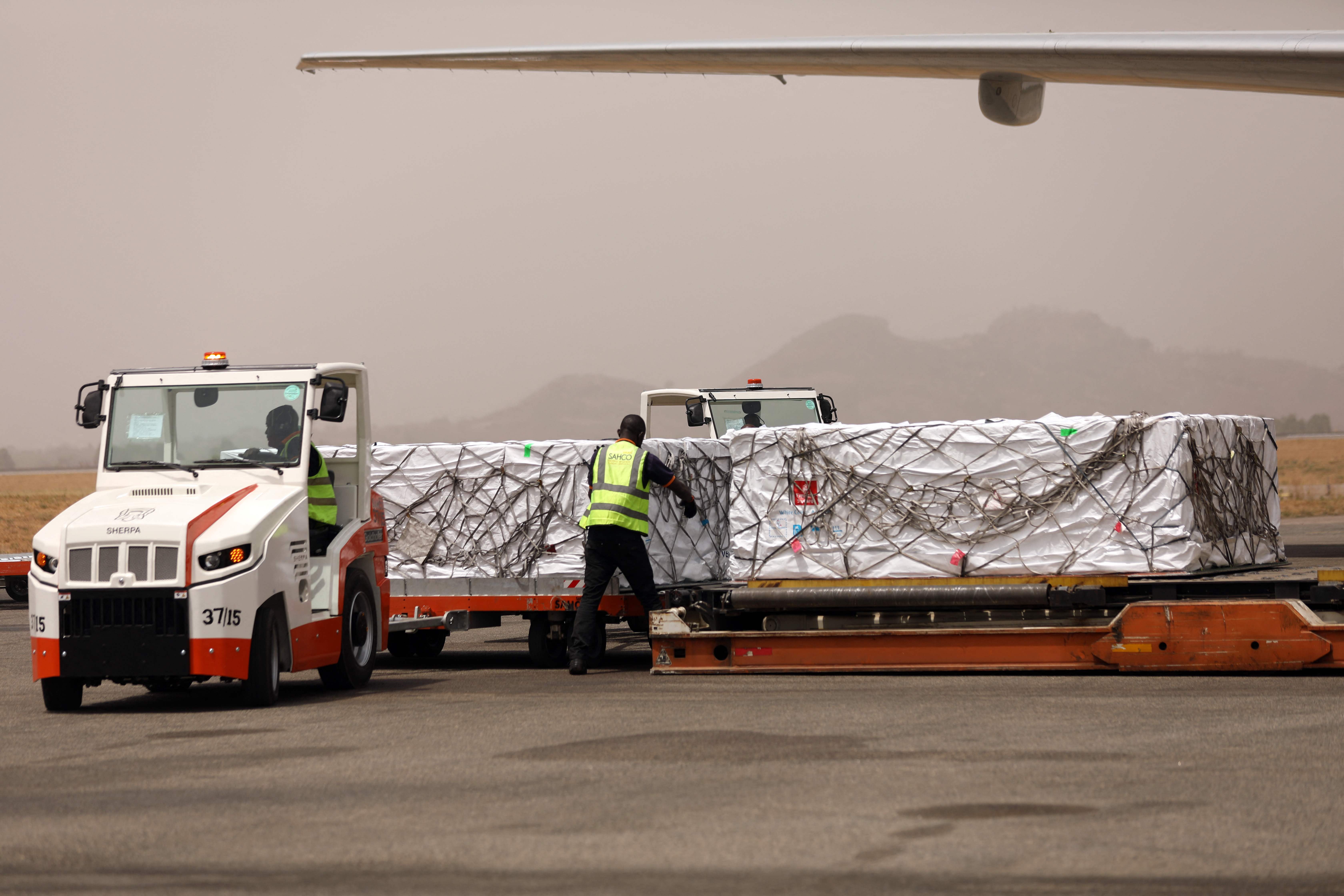 Vaksin covid-19 batch pertama buatan Oxford/AstraZenica tiba di Bandara internasional Nnamdi Azikwe, Abuja, Nigeria, Selasa (2/3/2021)