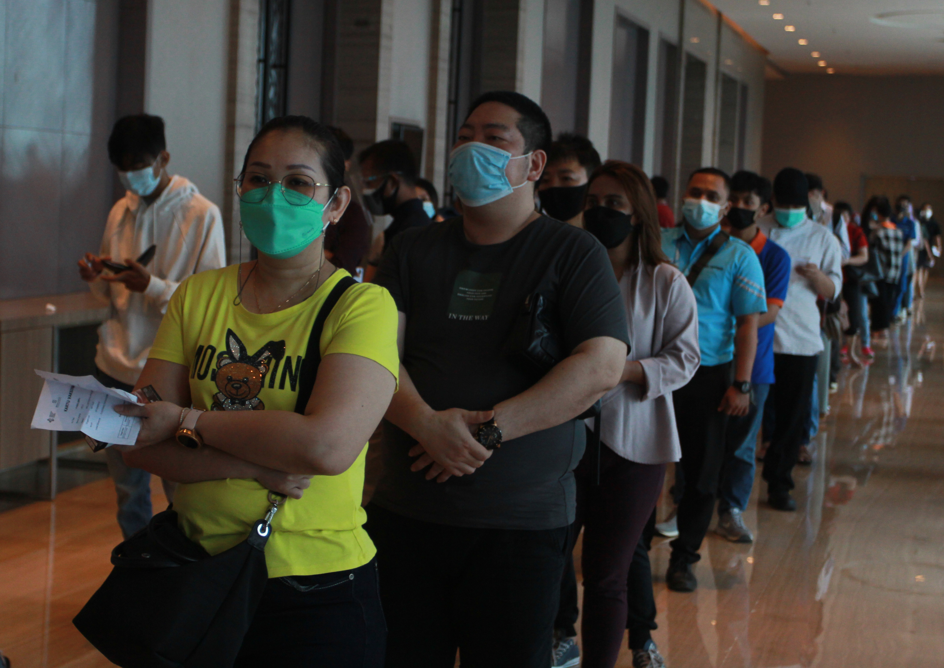  Karyawan mal dan pekerja tenant antre untuk mengikuti vaksinasi COVID-19 massal dosis kedua, di Mal Tangerang, Banten, Senin (15/3/2021).