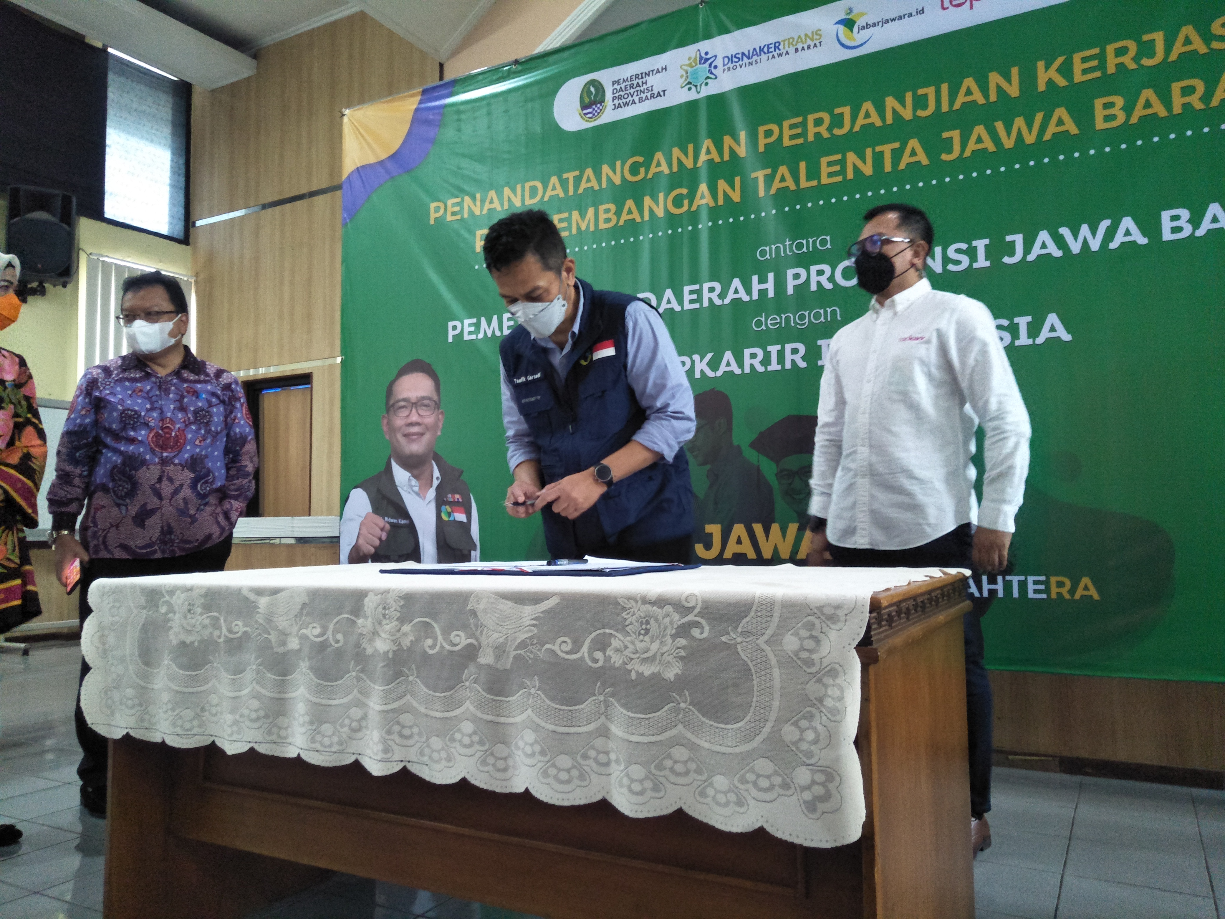 Kepala Dinas Tenaga Kerja dan Transmigrasi Jawa Barat Taufik Garsadi saat peluncuran jabarjawara.id di Bandung, Selasa (30/3)