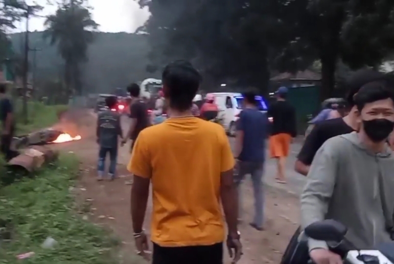 Bentrokan antar dua kelompok geng motor di Jalan Raya Padalarang- Purwakarta, Desa Nyalindung, Kecamatan Cipatat, Kabupaten Bandung Barat.