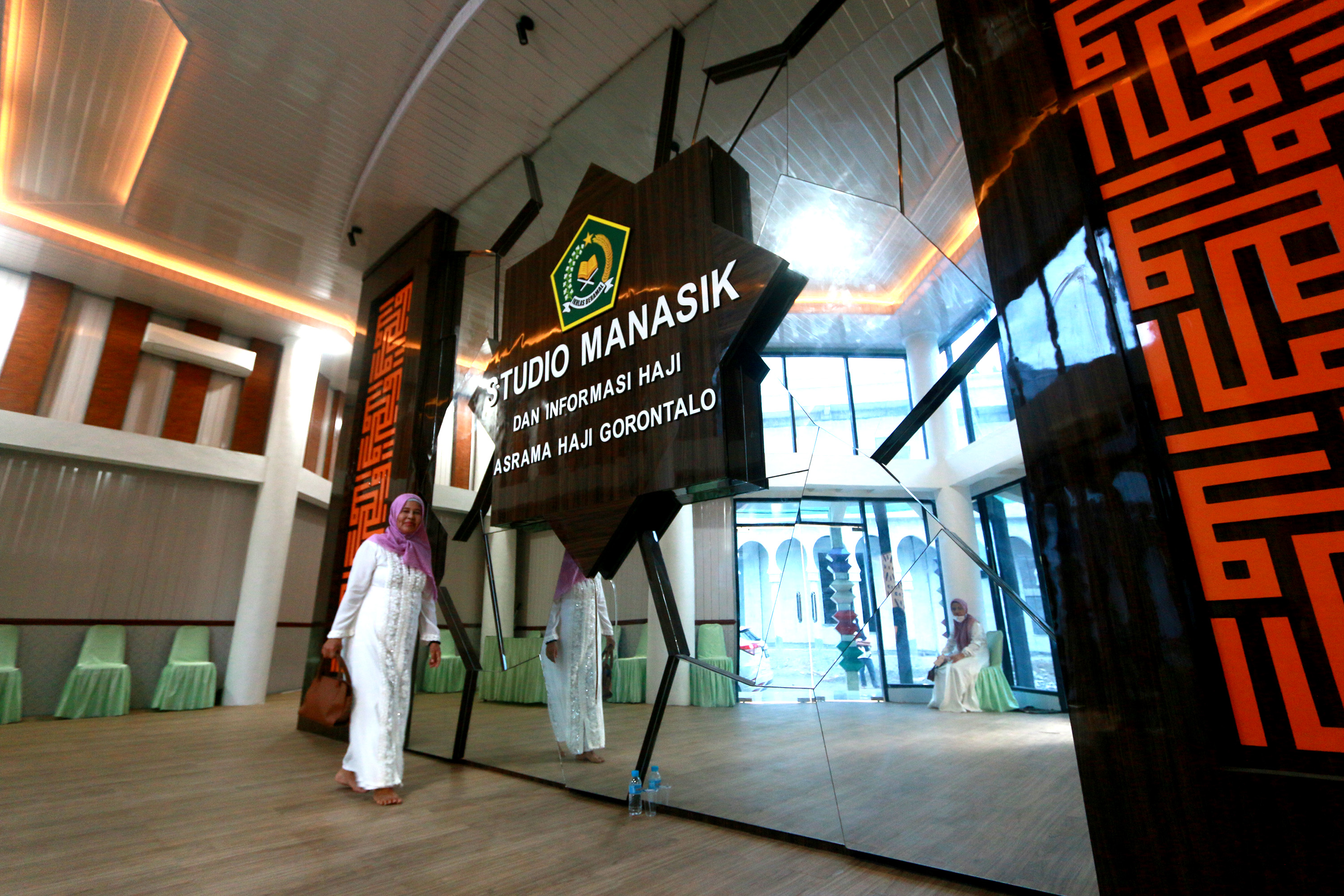 Seorang warga mengunjungi Studio Manasik Haji di Asrama Haji di Kota Gorontalo, Gorontalo, Sabtu (6/3/2021). 