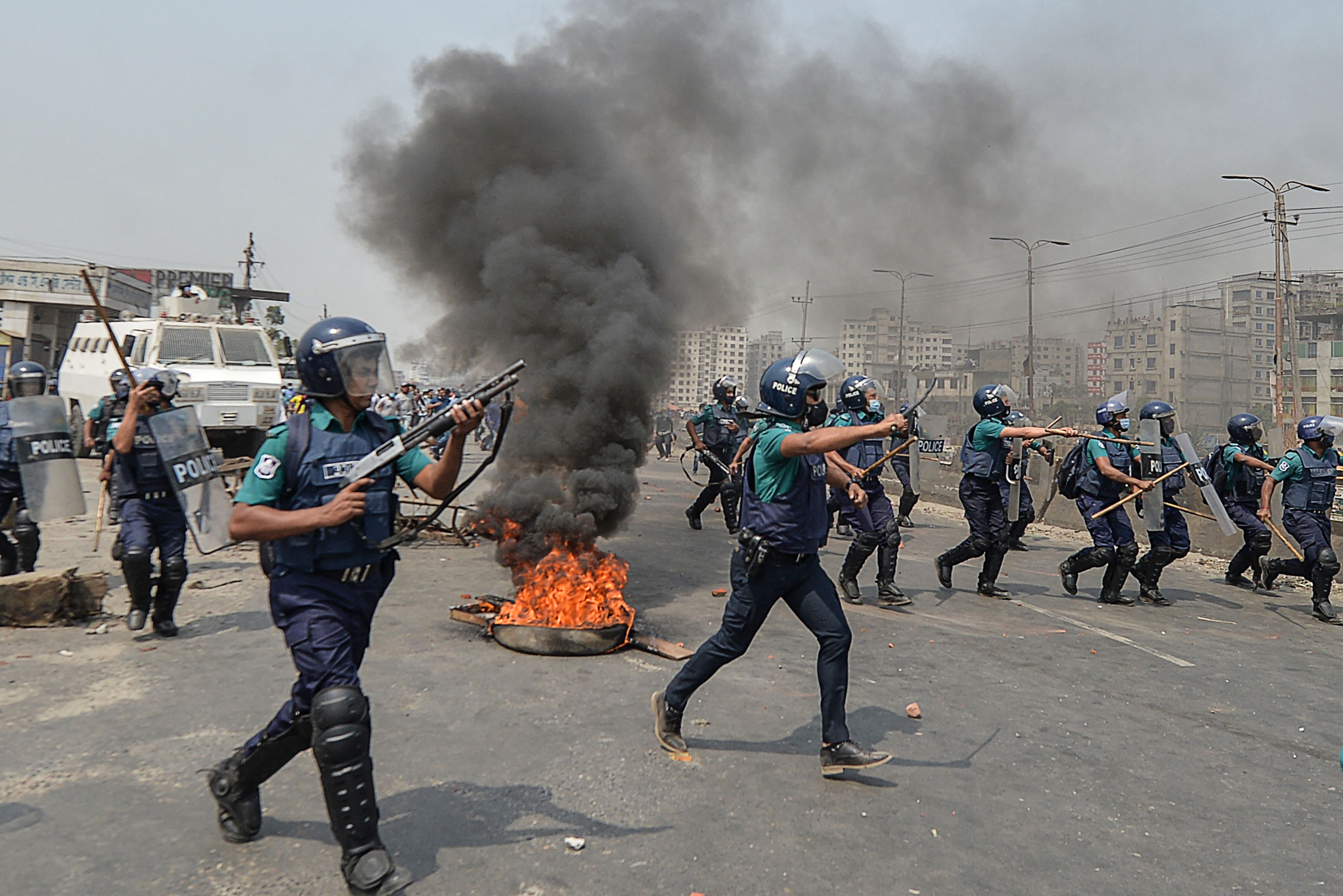 Polisi berusaha membubarkan para demonstran yang menolak kedatangan PM India Narendra Modi di Dhka, Bangladesh, Minggu (28/3).