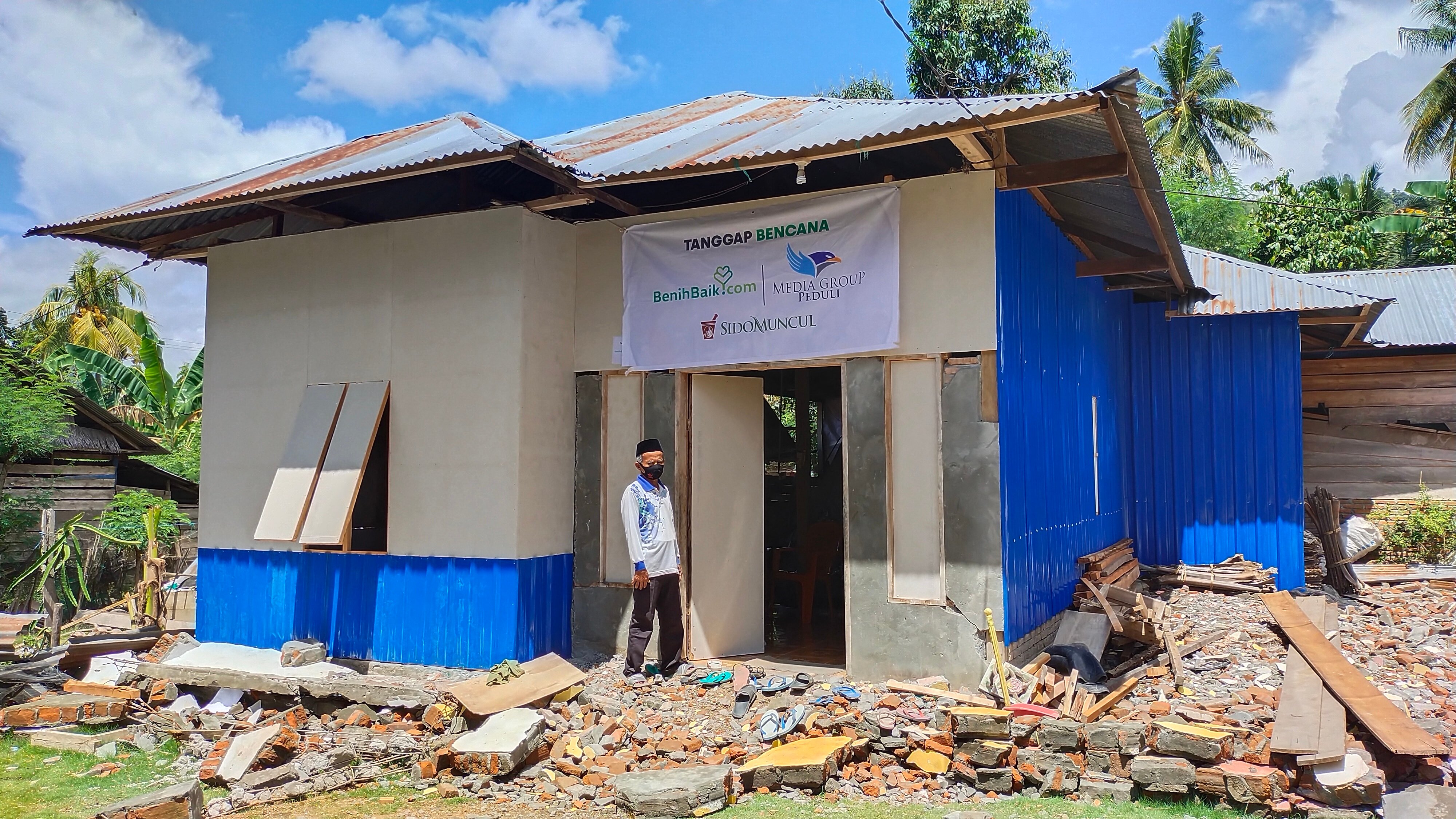 Suparman, salah satu penerima bantuan rehab rumah dari Media Group Peduli di Desa Kayuangin, Kecamatan Malunda, Sulawesi Barat.