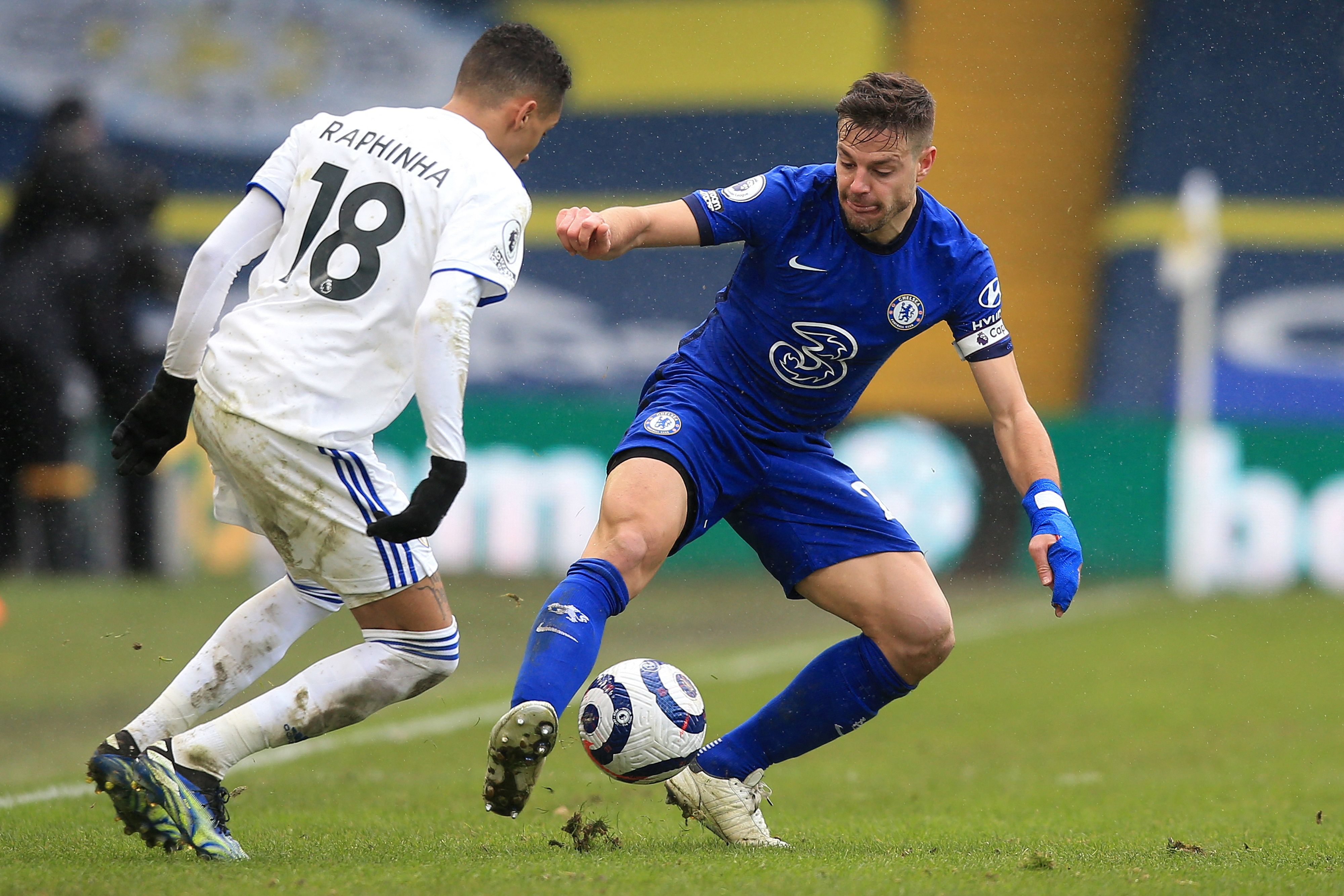 Gelandang Leeds United Raphinha Dias Belloli (kiri) membayangi bek Chelsea Cesar Azpilicueta pada laga Liga Primer Inggris.