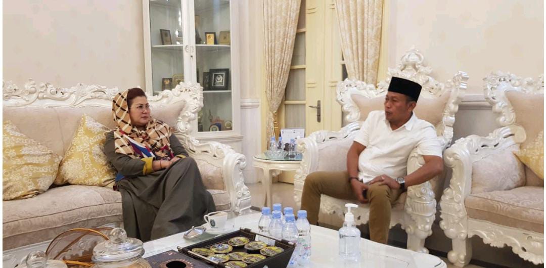 Anggota DPR RI Komisi VIII F PDIP dapil Jatim 7 Ina Amania(kiri) bersilaturahim dengan Bupati Ponorogo Sugiri Sankoco.