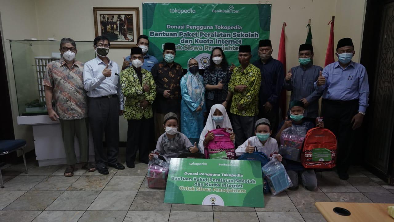 Pengguna Tokopedia memberikan donasi lebih dari Rp700 juta kepada para siswa pra sejahtera di tujuh lokasi.