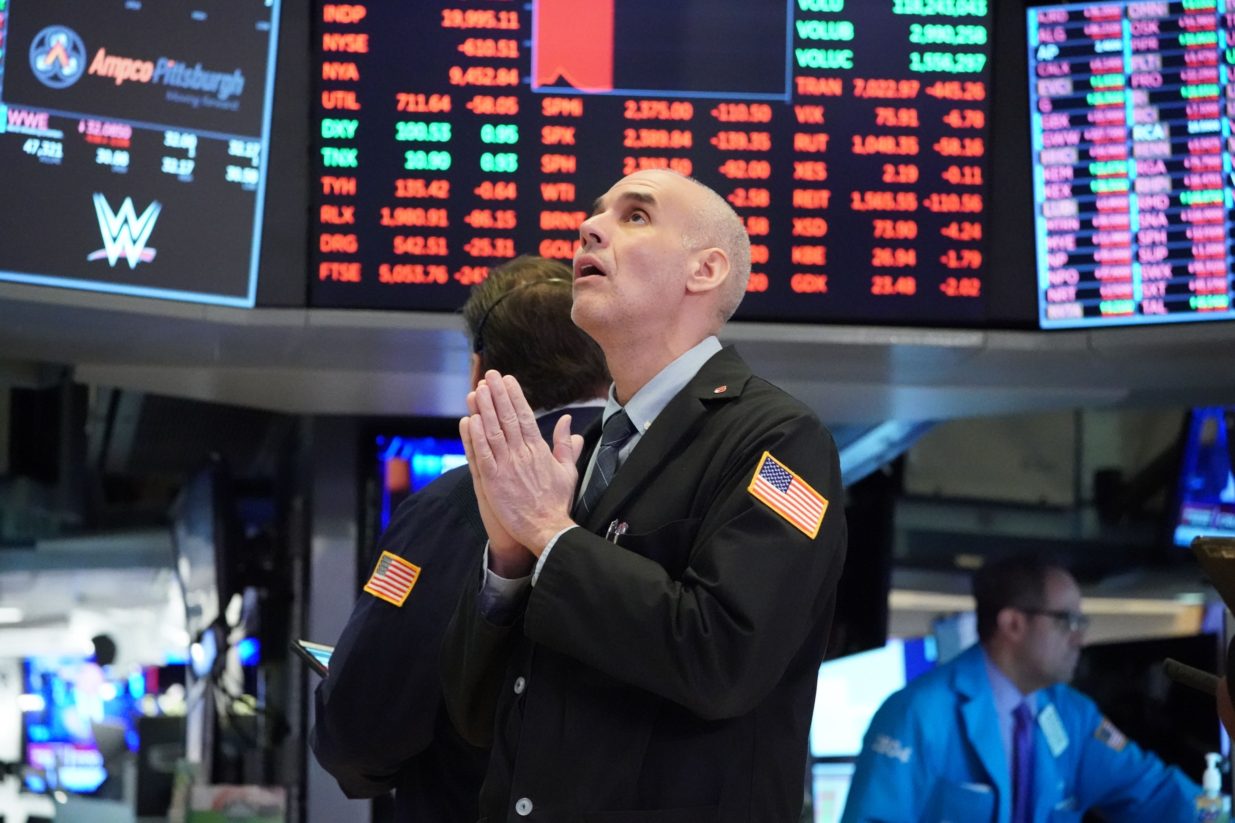 Traders sedang mengamati pergerakan  pembukaan saham Dow Industrial Average di Bursa Efek New York, Kamis (18/3/2021)