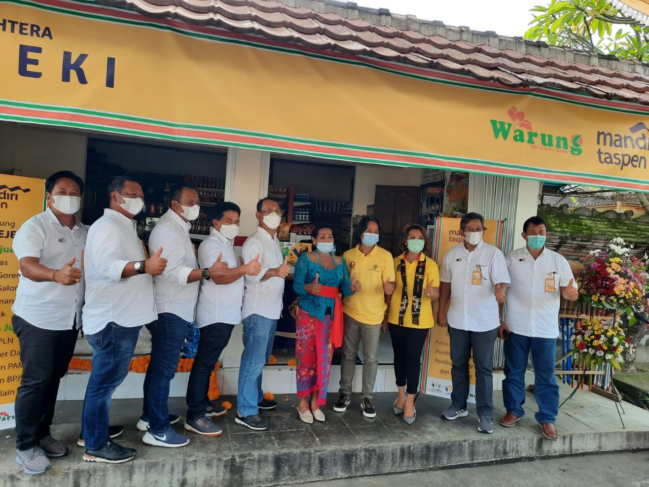 Direksi dan Pimpinan Bank Mantap berfoto bersama di kios milik seorang nasabah di Bali