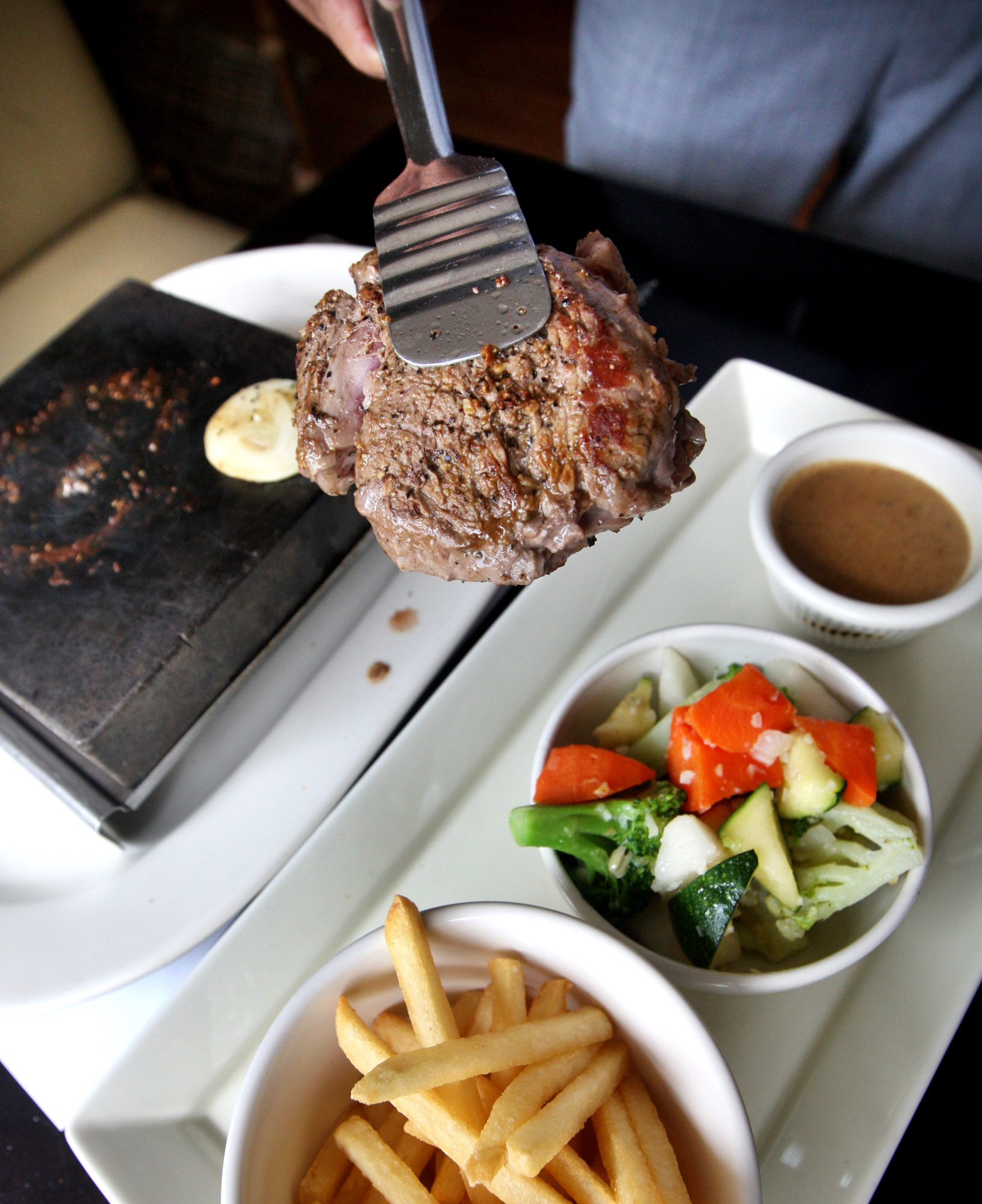 Sajian steak di salah satu rumah makan di Jakarta