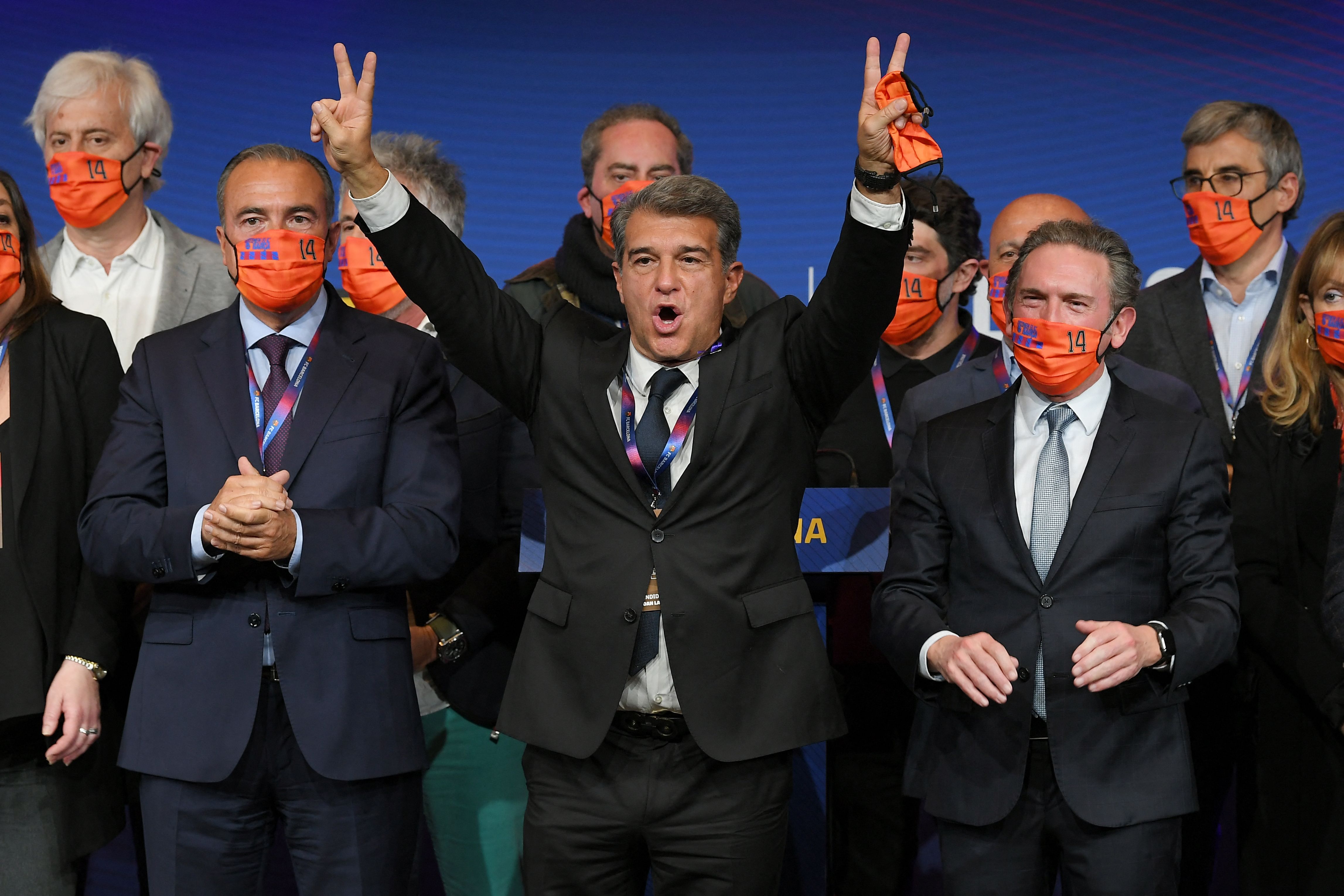 Joan Laporta (tangan) mengacungkan jari V (victory) setelah memenangi pemiliha Presiden Klub Barcelona.