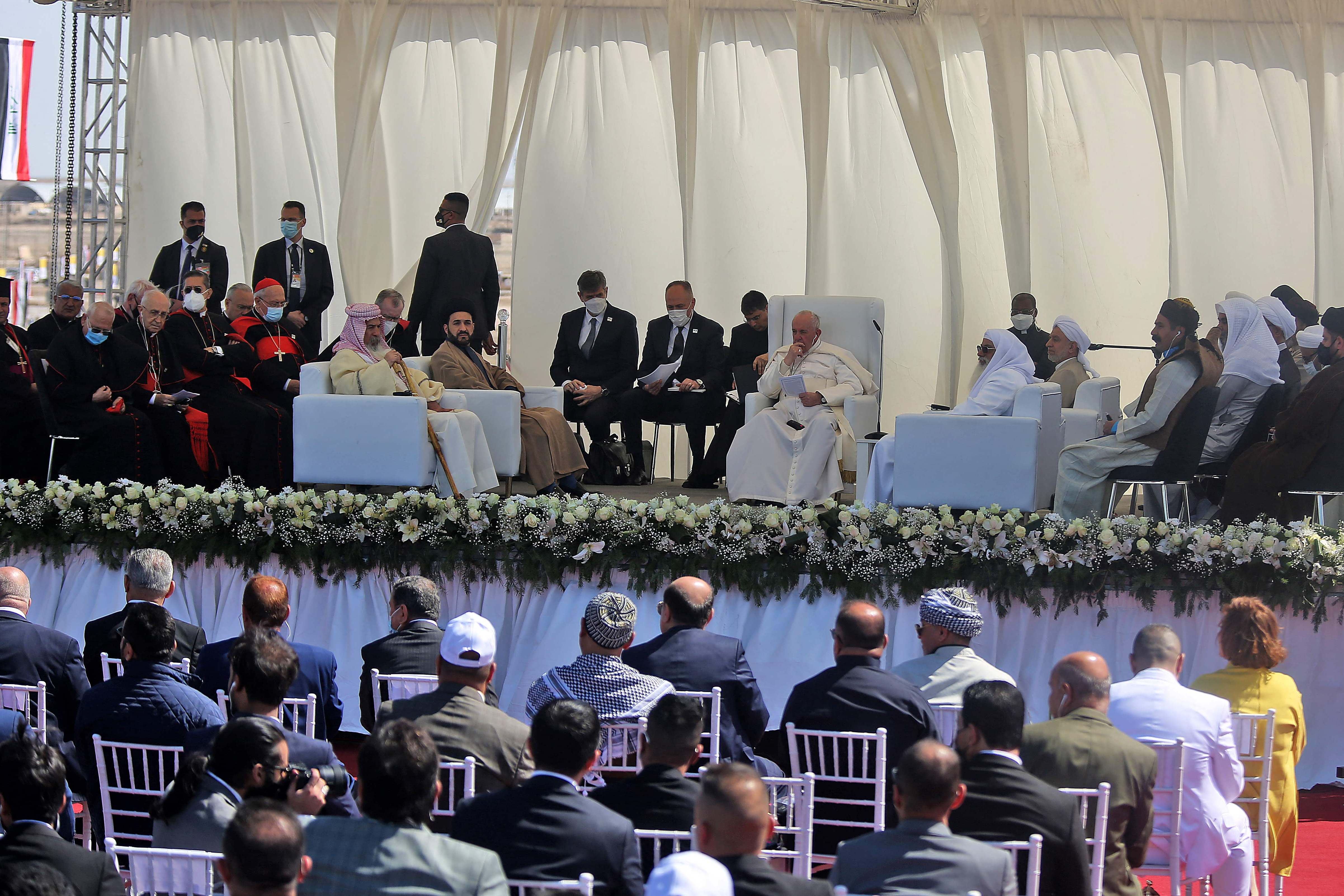 Paus Fransiskus menyelenggarakan layanan antaragama dengan banyak minoritas agama Irak yang hadir di House of Abraham di kota kuno Ur.