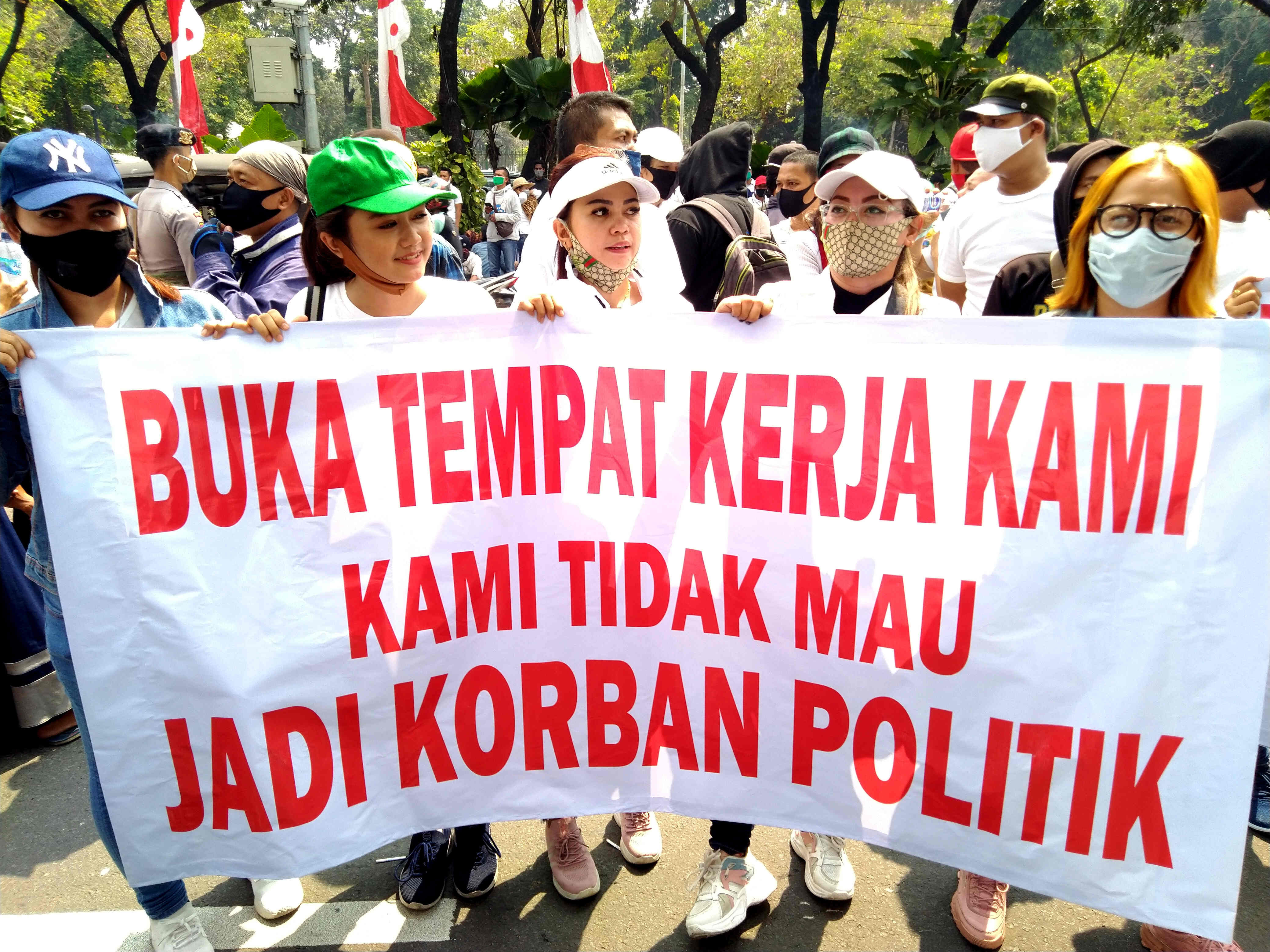 Ratusan pekerja sektor usaha hiburan seperti terapis pijat, pekerja karaoke, diskotek, dan bar berunjuk rasa di Balai Kota, Jakarta.