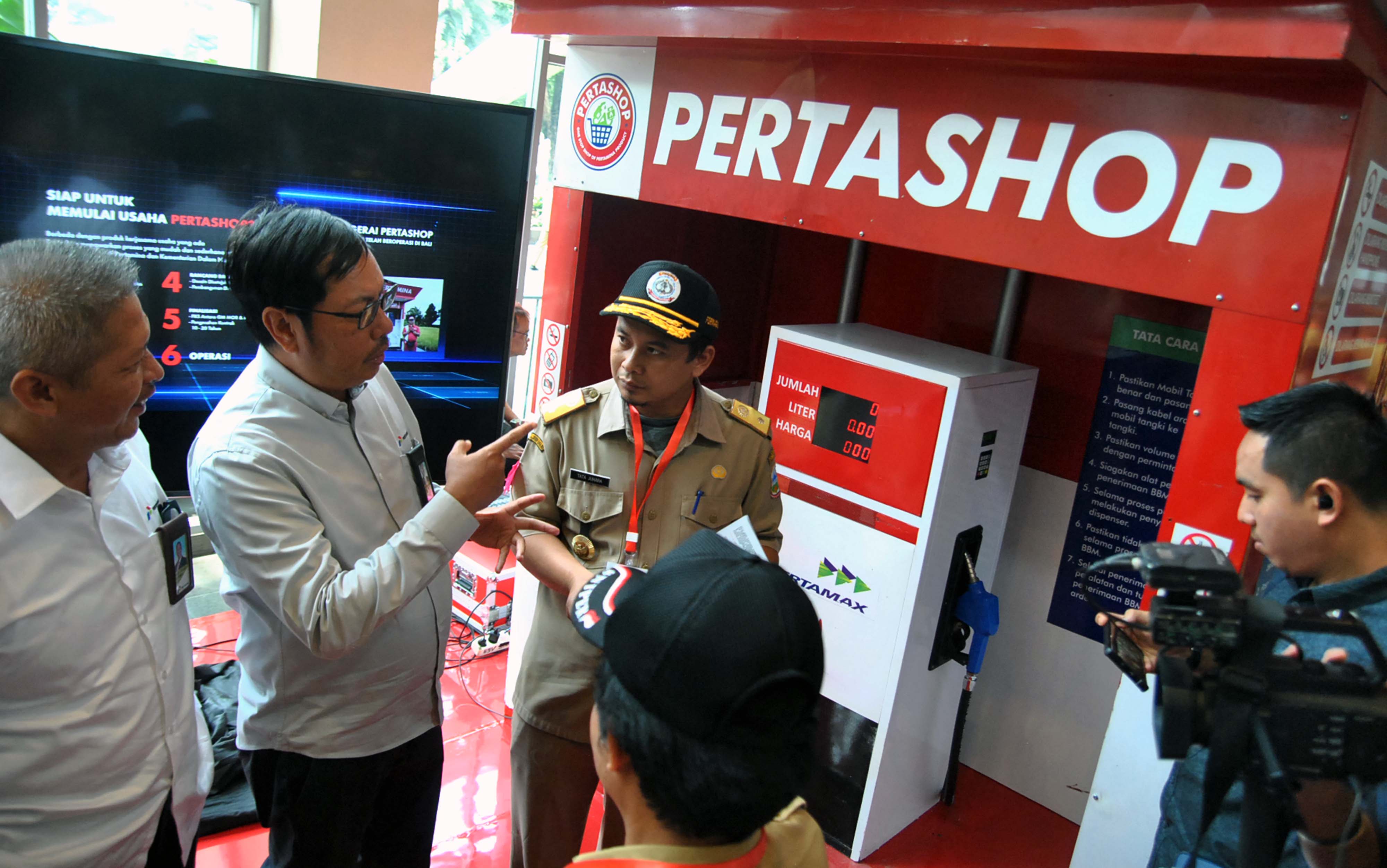  DIREKSI PT Pertamina berdialog dengan sejumlah kepala desa di Jawa Barat terkait pendirian Pertashop.