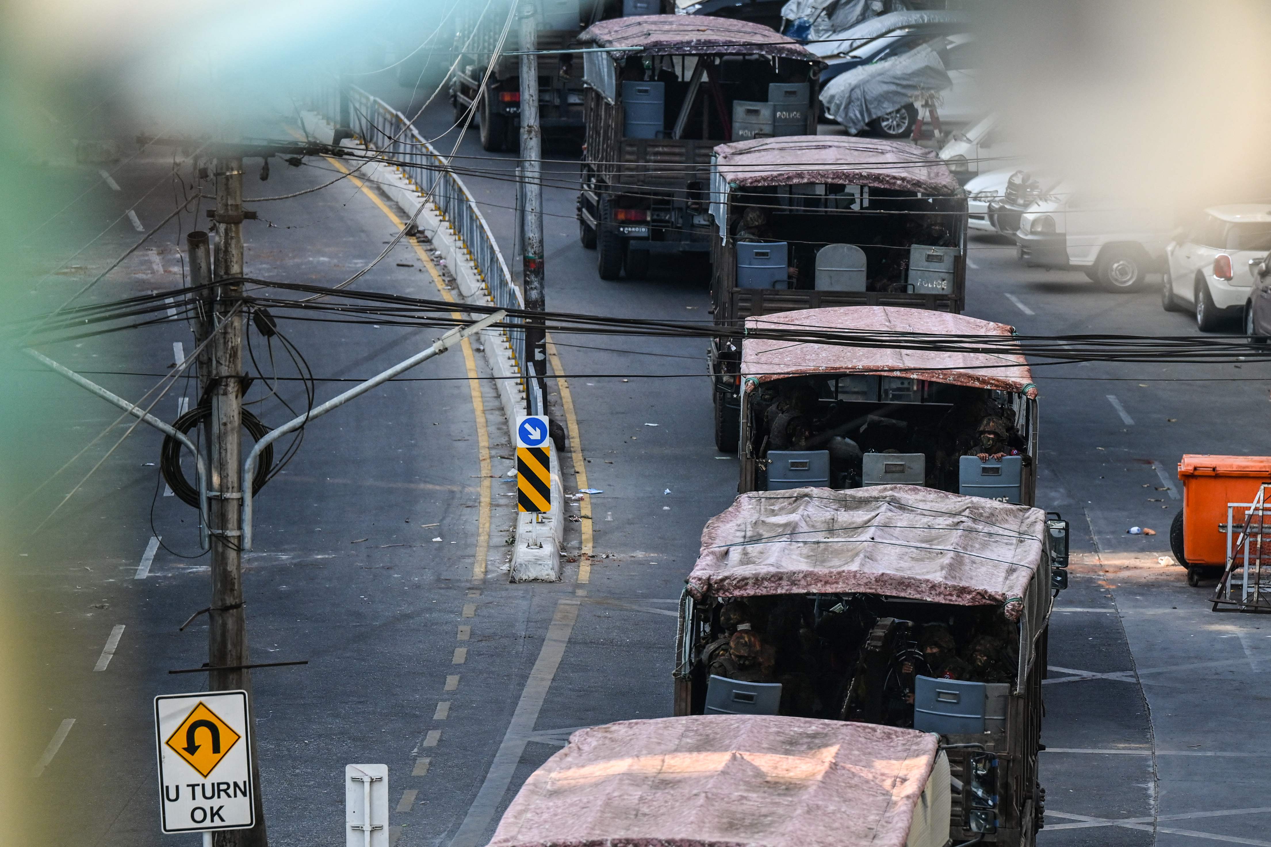 Truk-truk militer membawa pasukan militer memadati jalan-jalan utama di Yangon, Myanmar untuk menghadang demonstran, Minggu (28/2/2021).