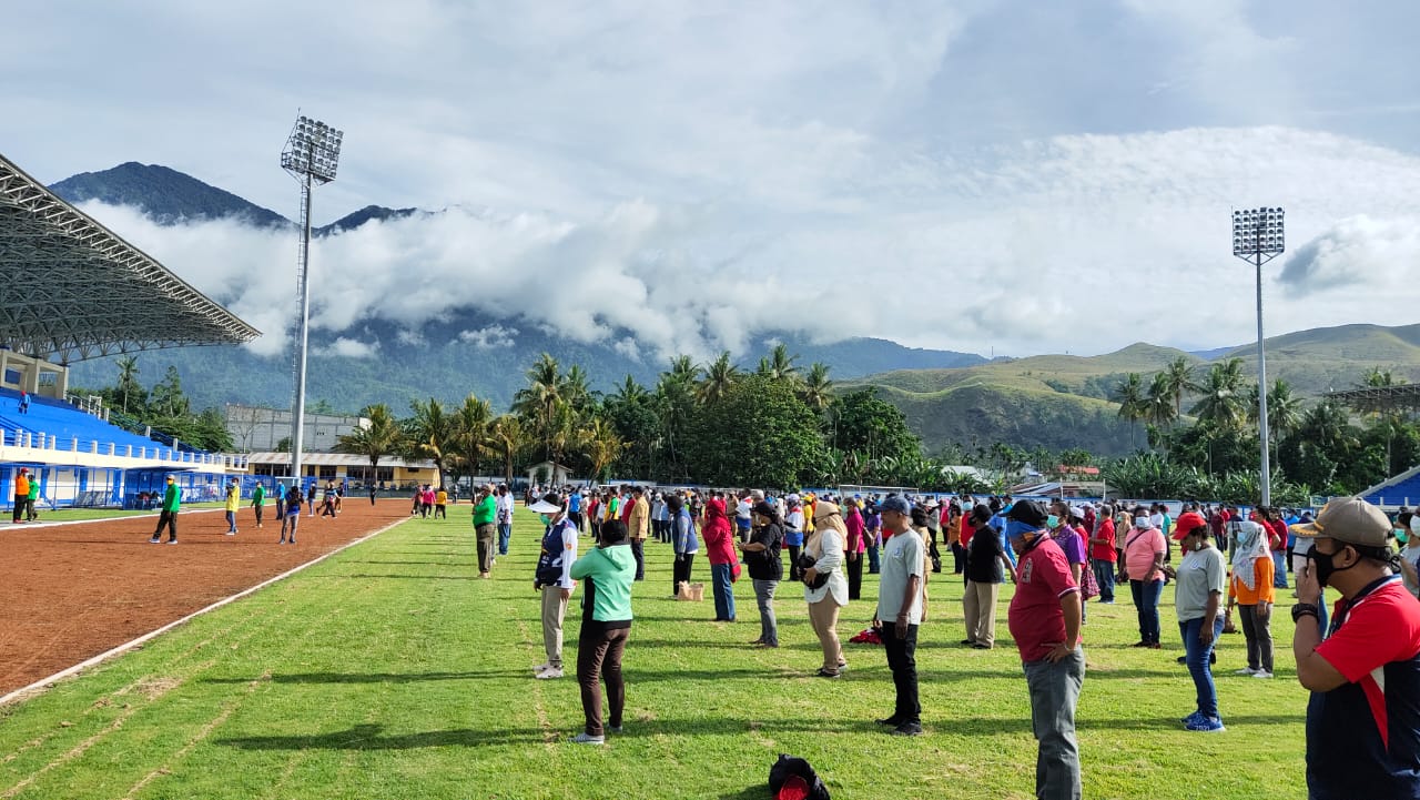 Para ASN dari lingkungan Pemerintah Kabupaten Jayapura, menggelar kerja bakti di Stadion Bas Youwe, Jayapura, Senin (8/3)