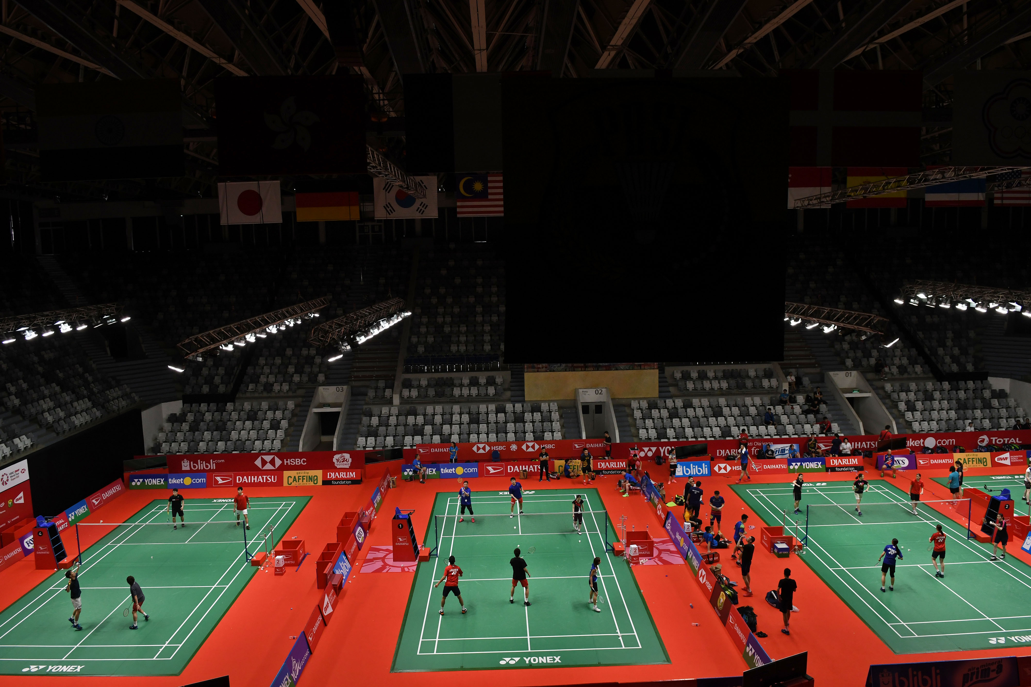 Ilustrasi pebulu tangkis dari berbagai negara berlatih jelang kompetisi.