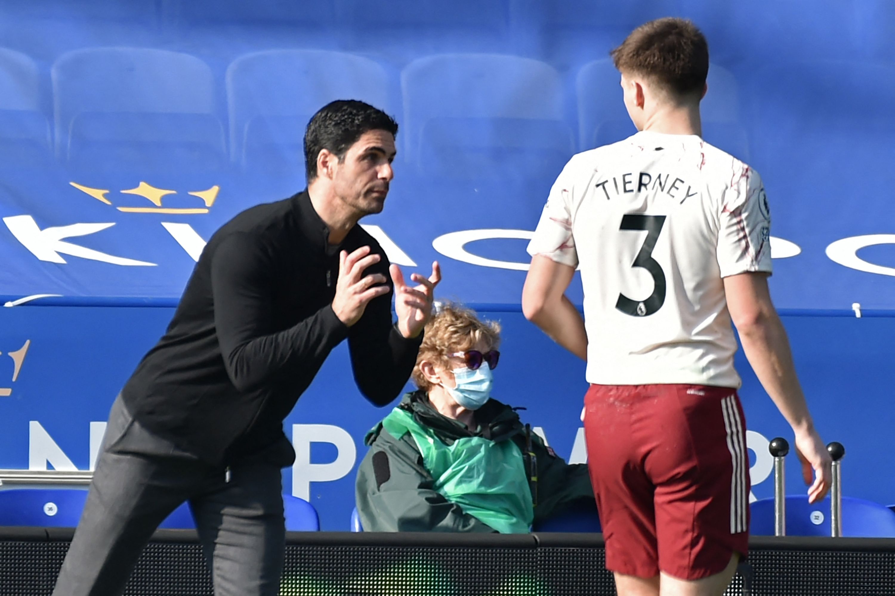 Manajer Arsenal Mikel Arteta (kiri) memberi instruksi kepada bek Arsenal Kieran Tierney dalam satu laga Liga Primer.