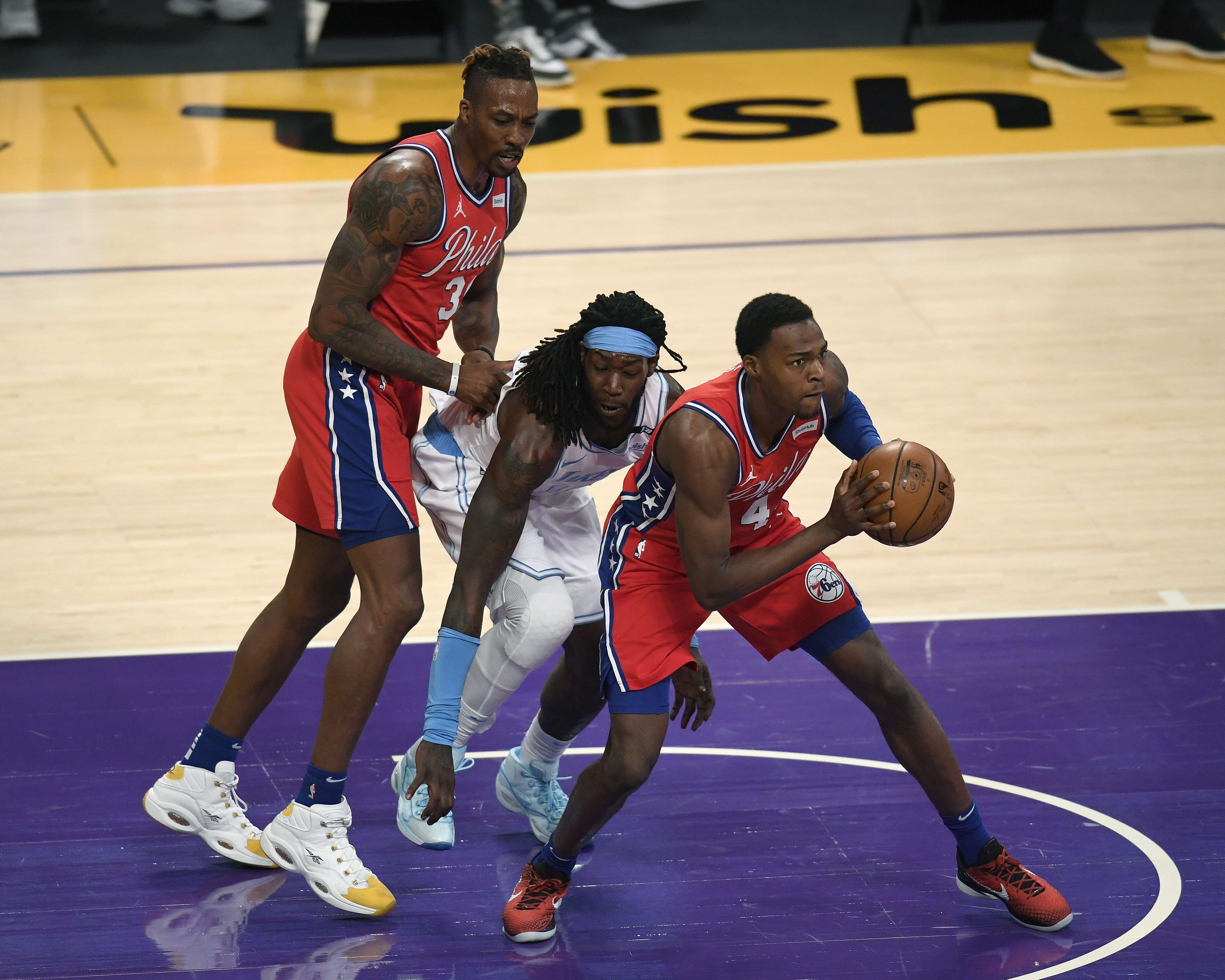 Pemain Philadelphia 76ers saat menghadang pemain Los Angeles Lakers.