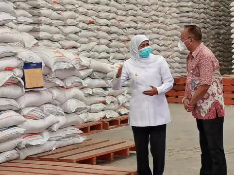 Gubernur Jawa Timur Khofifah Indar Parawansa meninjau gudang Bulog Subdivre Surabaya Utara di Buduran, Sidoarjo, Kamis (25/3). 