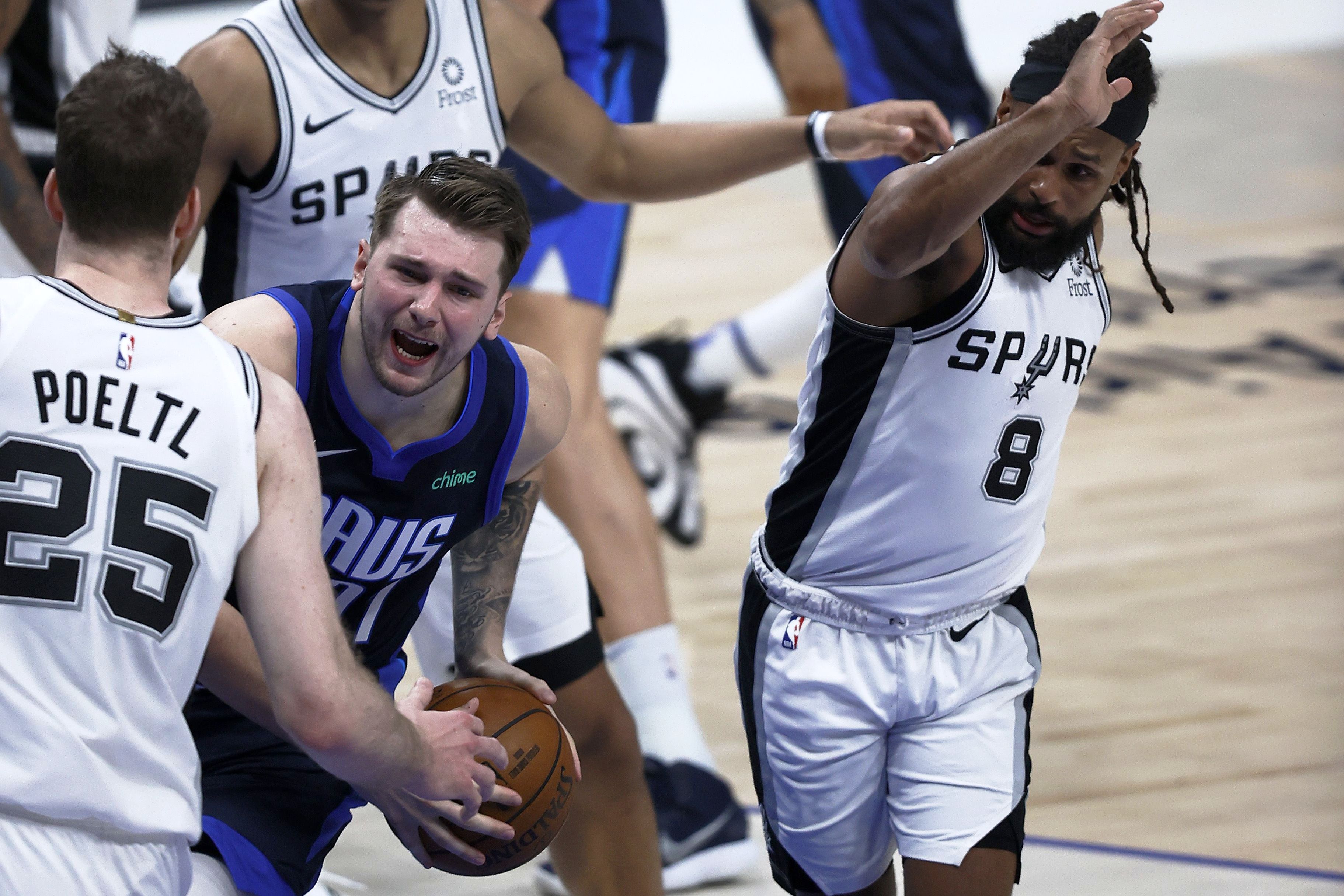Pemain Dallas Mavericks Luka Doncic dikepung sejumlah pemain San Antonio Spurs