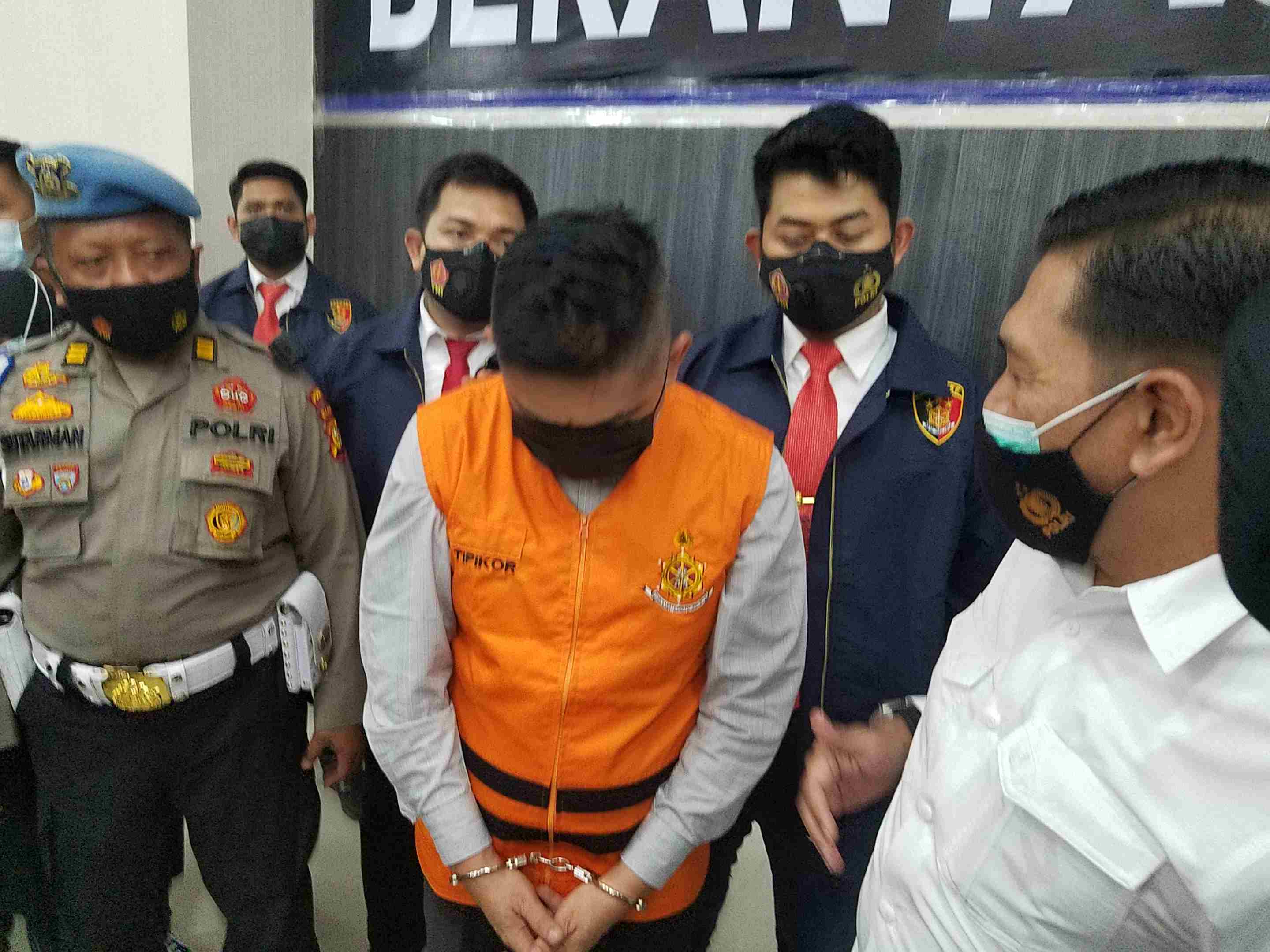 Tim Saber Pungli Polda Riau menangkap Sekretaris Camat  Binawidya Kota Pekanbaru Hendry Safitrah terlibat pungli Rp3 juta. 