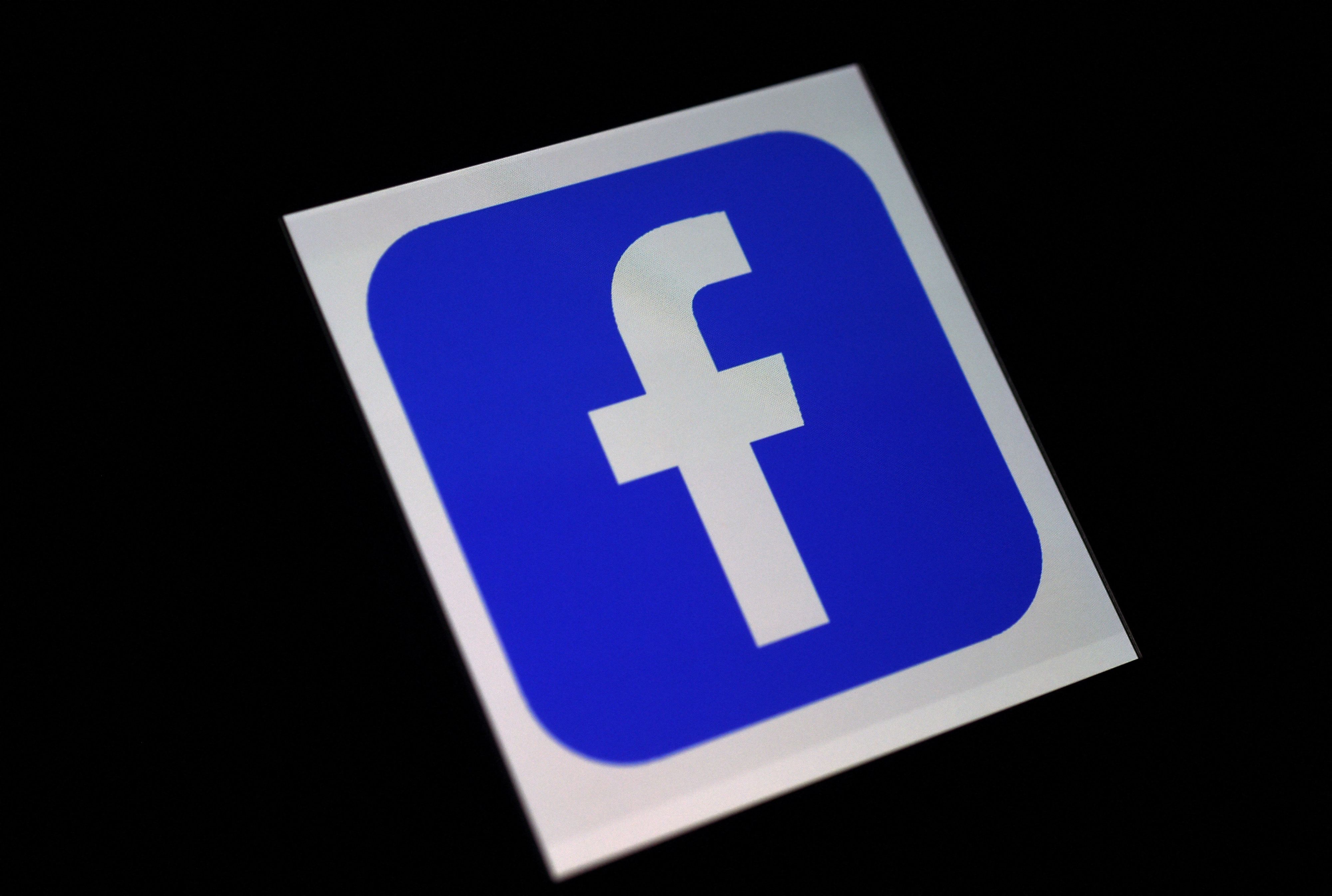 Logo Facebook terlihat di sebuah layar ponsel
