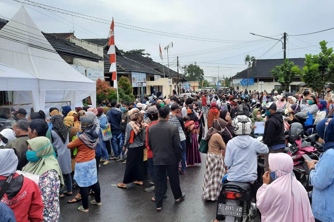 Warga menerima Bantuan Presiden Usaha Mikro di kantor BRI dan Dinas Perdagangan, Koperasi, dan UMKM di Tasikmalaya, beberapa waktu lalu.