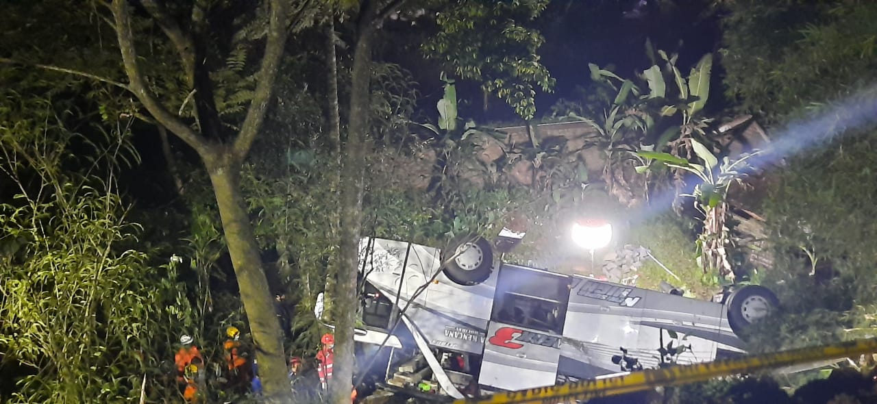 Bangkai bus pariwisata Sri Padma Kencana nopol T 7591 TB yang terjatuh di jurang dengan kedalaman 20 meter dan menewaskan 27 orang.