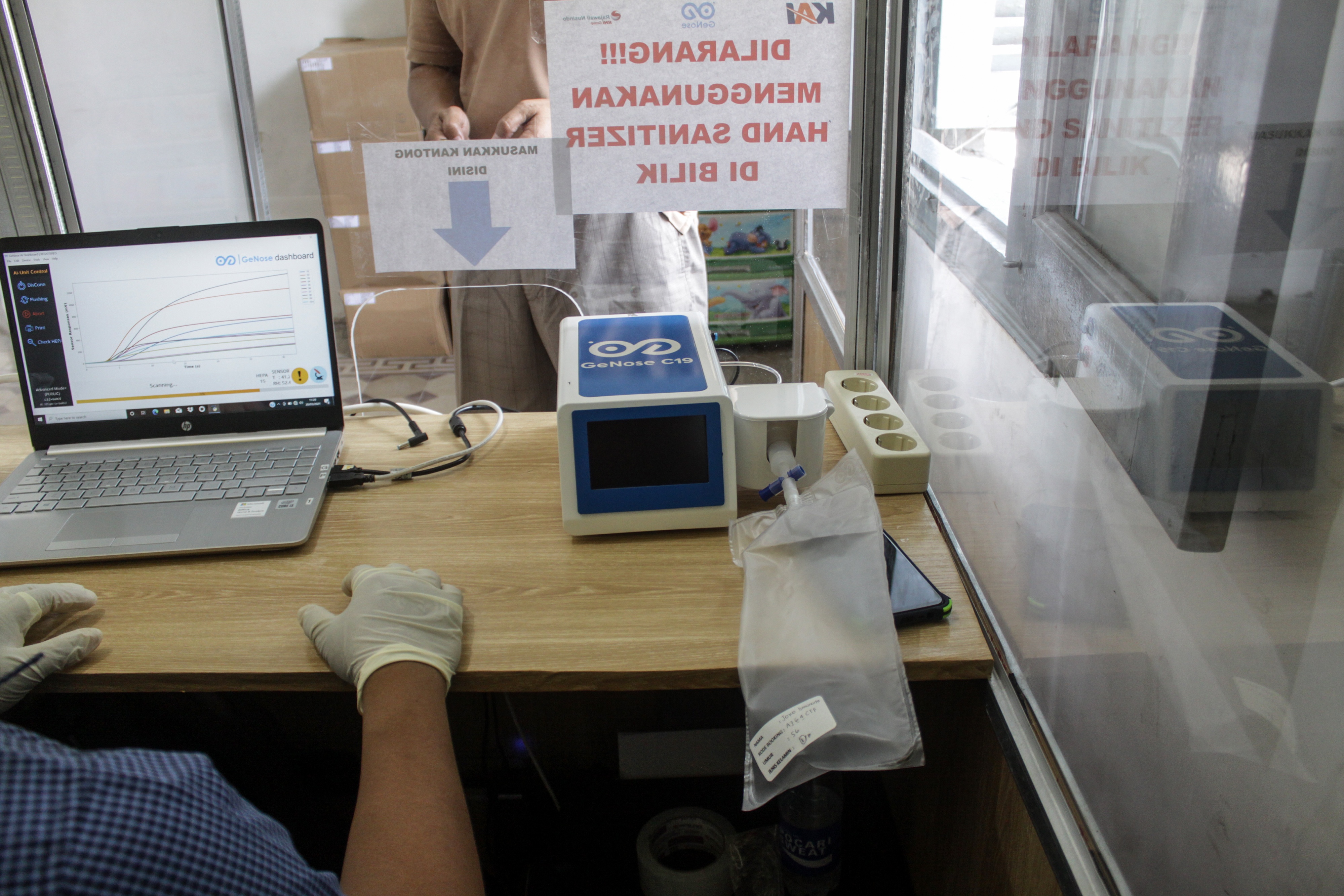 Petugas kesehatan memeriksa sampel tes cepat dengan alat GeNose C19 di Stasiun KA Sidoarjo, Jawa Timur, Sabtu (20/3).