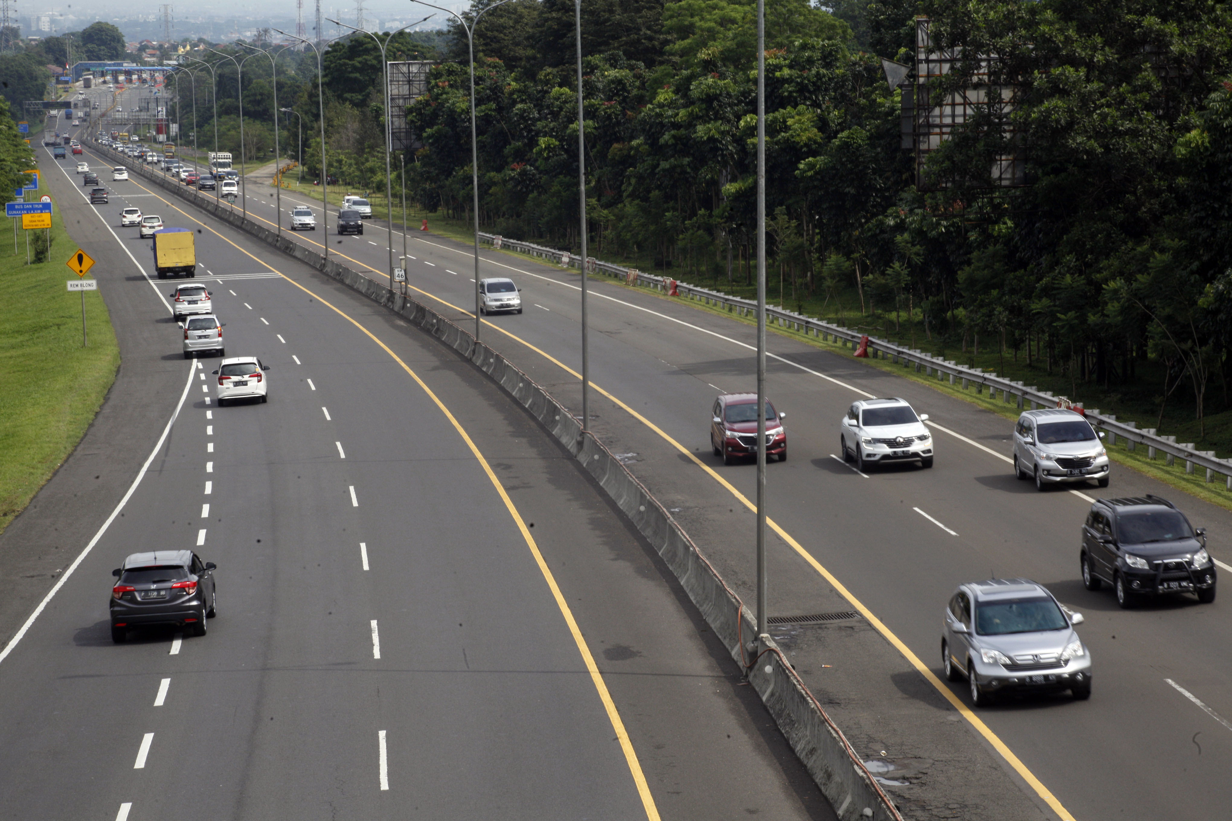 Suasana lengang tol Jagorawi di Kabupaten Bogor, Jawa Barat, Kamis (11/3/2021). Pemerintah memutuskan untuk memperpanjang PPKM Mikro.