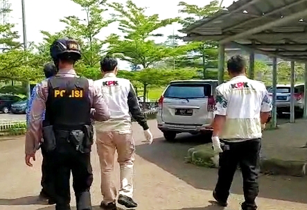 Penyidik KPK kembali mendatangi kantor Pemkab Bandung Barat untuk mencari bukti dugaan kasus korupsi bantuan sosial Pandemi Covid-19.