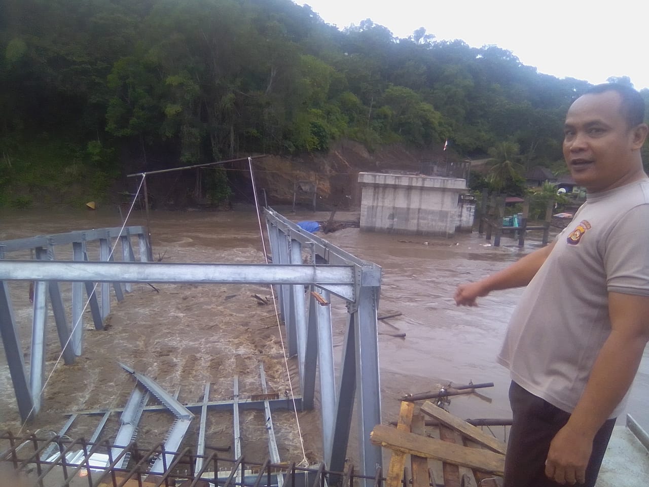 Jembatan penghubung kecamatan di Empat Lawang roboh akibat terjangan banjir bandang, Selasa (23/3).