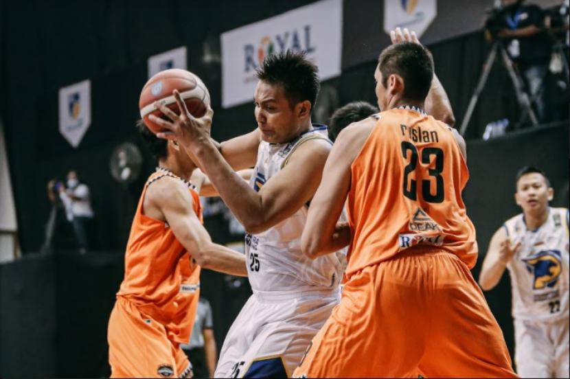 Center Prawira Bandung Firman Dwi Nugroho (kedua kiri) membawa bola berusaha melewati penjagaan pemain NSH Mountain Gold Ruslan.