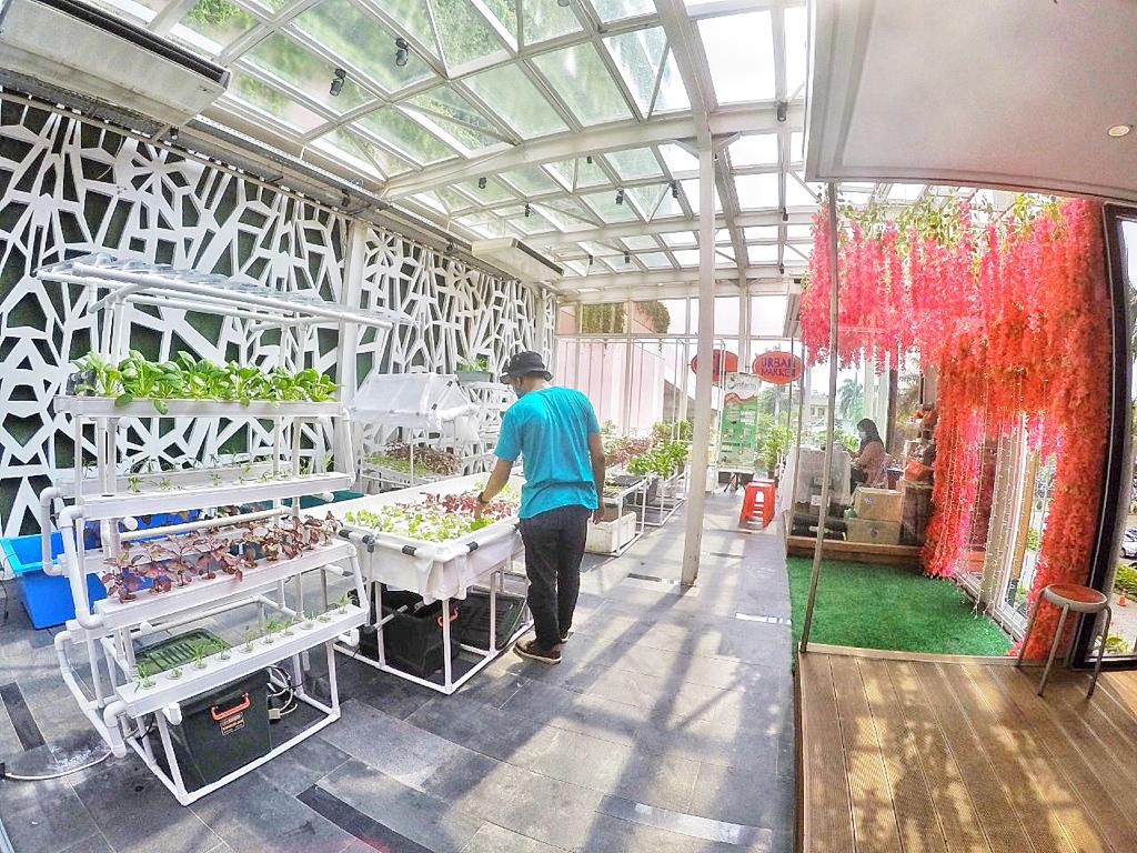 Urban market yang berada di upper ground Mal Ciputra Jakarta.