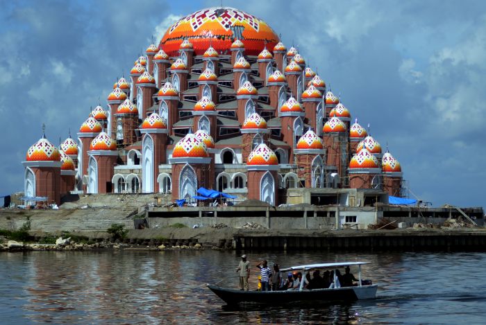 Masjid 99 kubah dilihat dari Anjungan Pantai Losari, Makassar, Sulsel. 