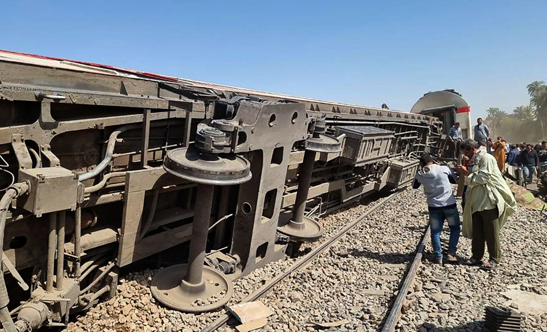 Gerbong kereta terbalik akibat kecelakaan di Distrik Tahta, Provinsi Sohag, selatan Mesir, Jumat (26/3). 