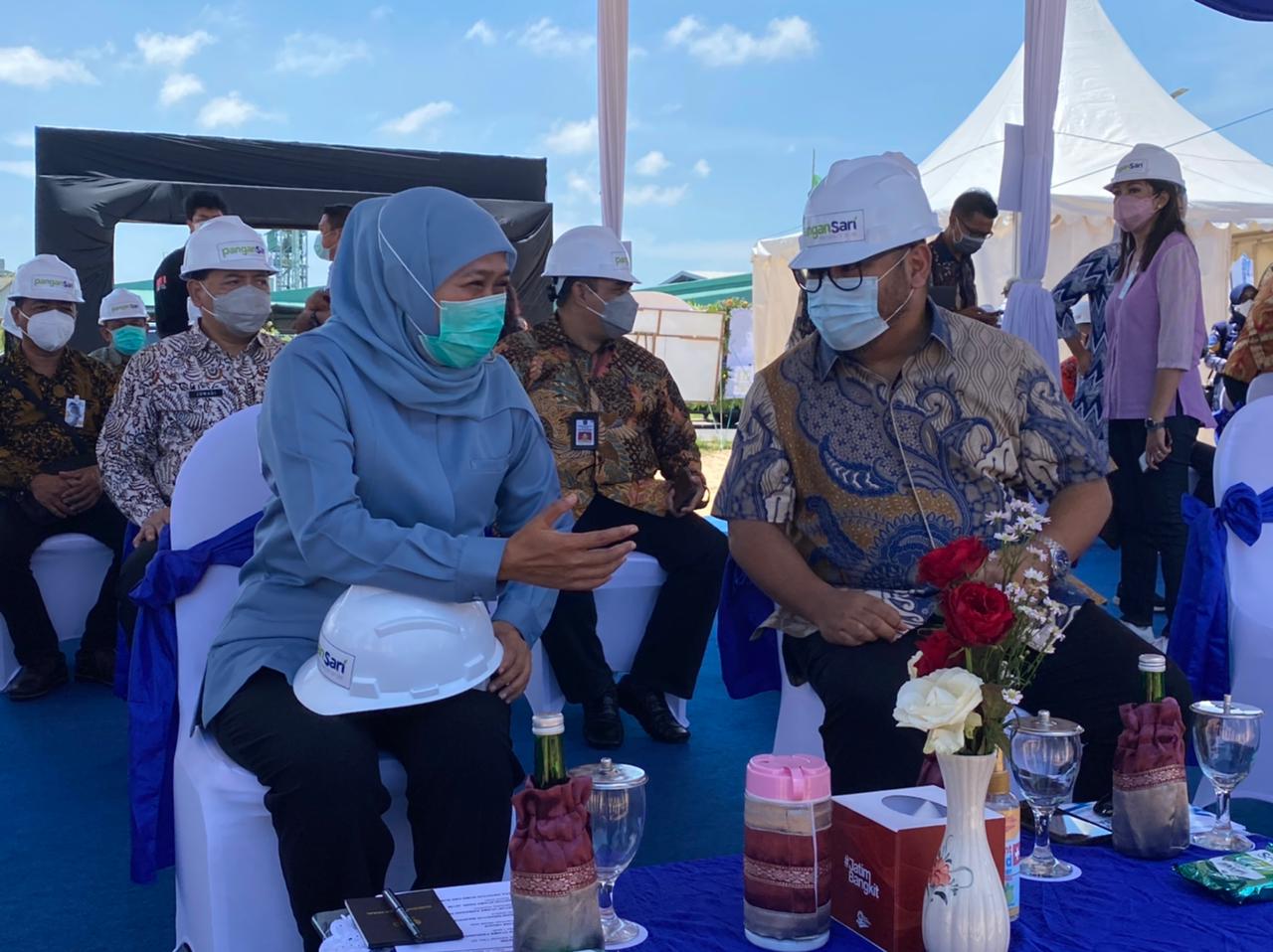 CEO Media Group, Mohammad Mirdal Akib dan Gubernur Jawa Timur, Khofifah Indar Parawansa berdiskusi di Ground Breaking Pabrik Pangansari 