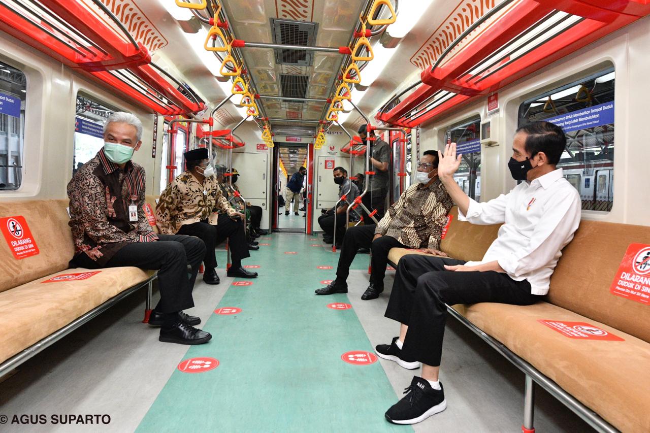 Presiden meresmikan pengoperasian KRL Yogya Solo di Stasiun Tugu Jogja pada Senin (1/3/2021) bersama Gubernur Jateng dan Gubernur DIY.