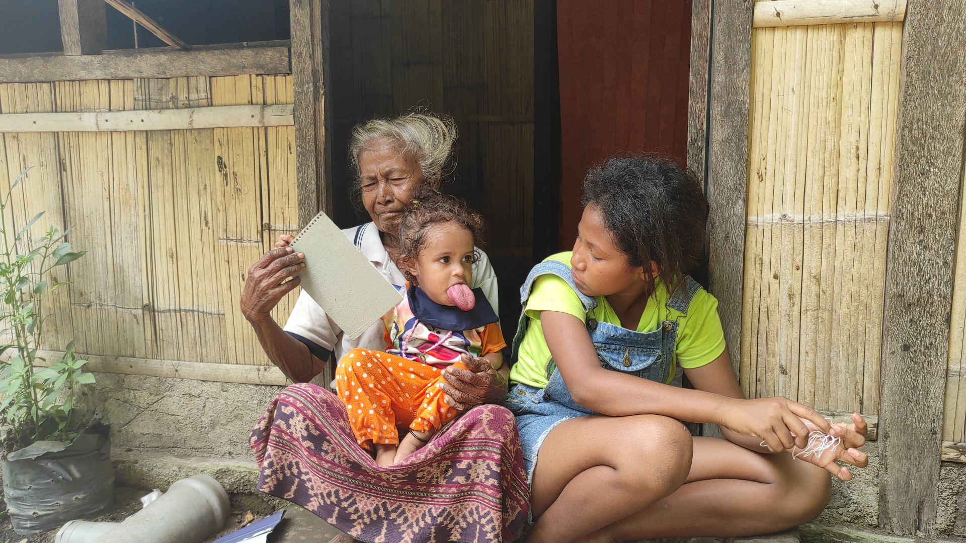 Kristina Yunita (tengah) bersama neneknya dan ibunya di Kabupaten Sikka.