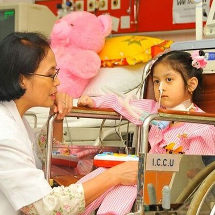Menderita penyakit langka guillain barre syndrom membuat Shafa Azzalia harus bertahan hidup dengan ventilator.  