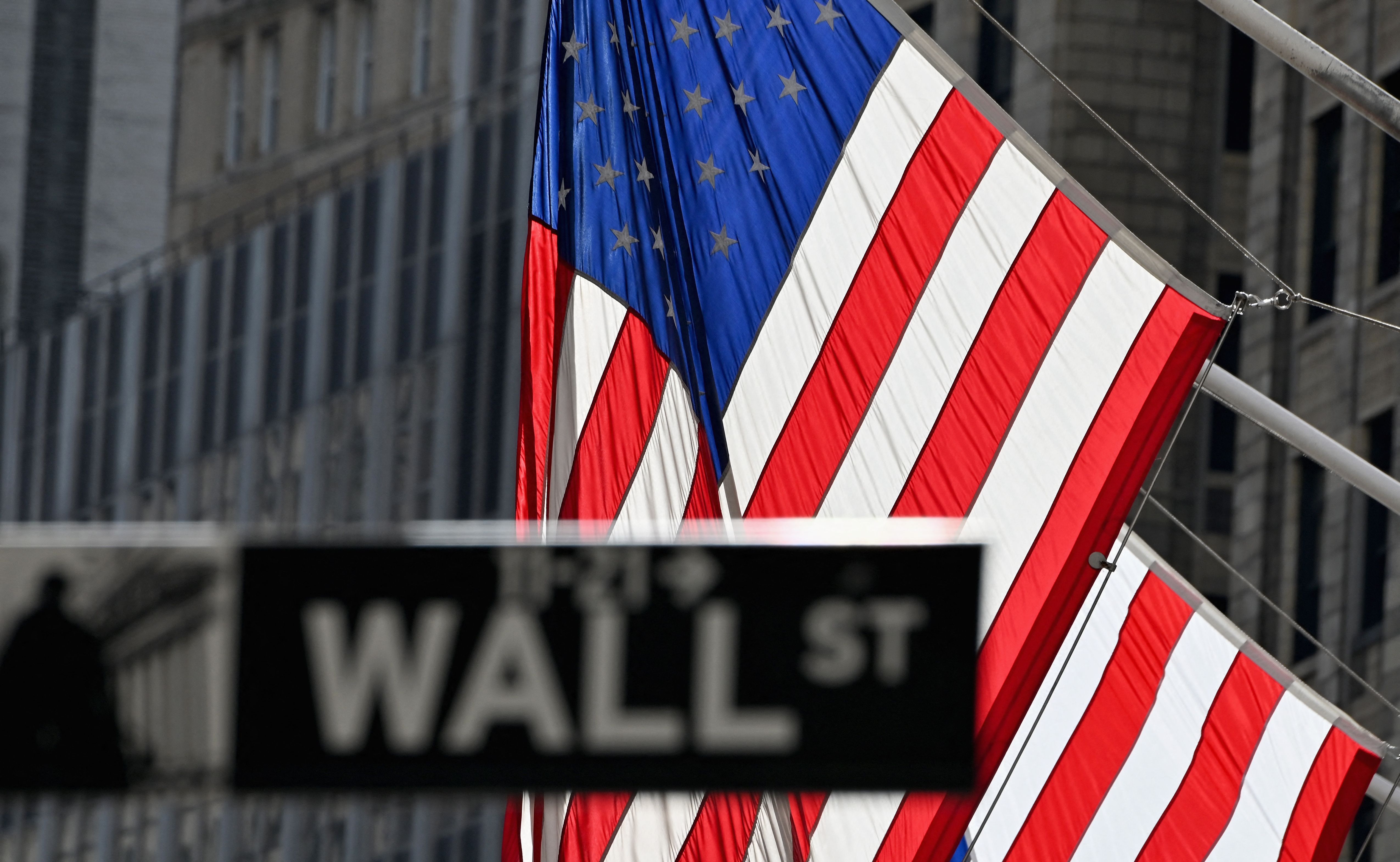 Tanda Wall Street terlihat di kawasan bisnis New York.